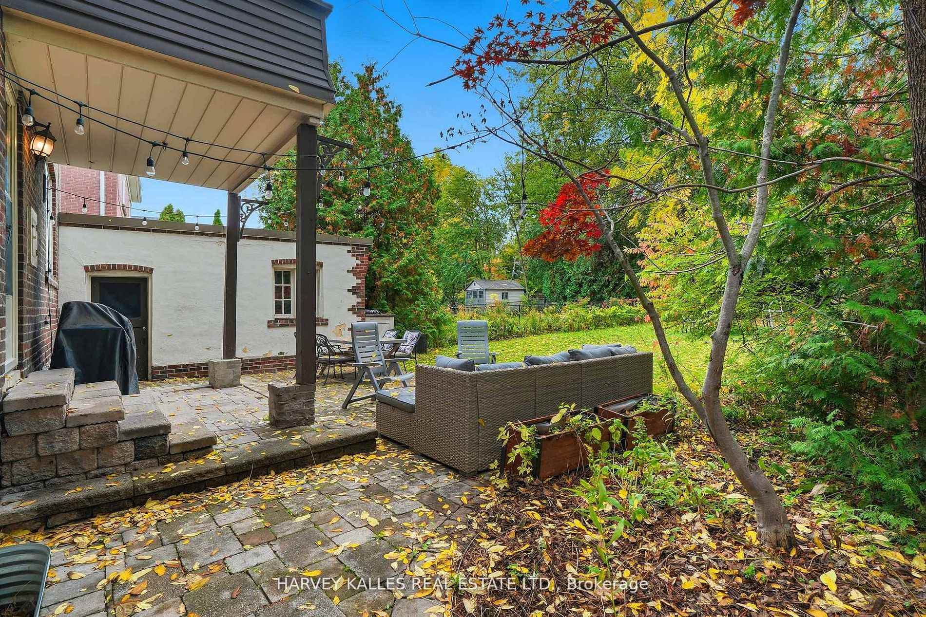 202 Dinnick Crescent