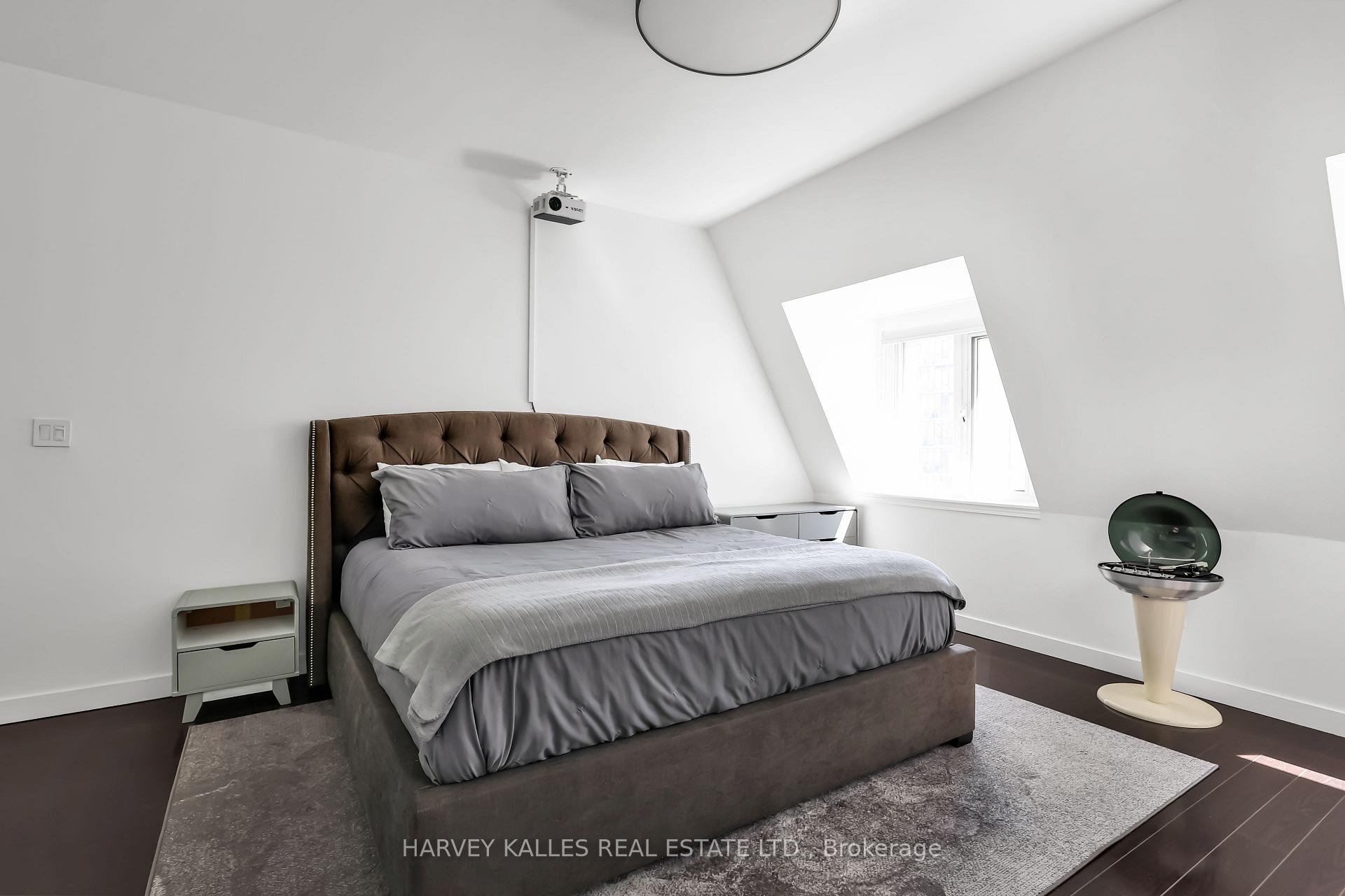 500 Richmond Street W Ph29