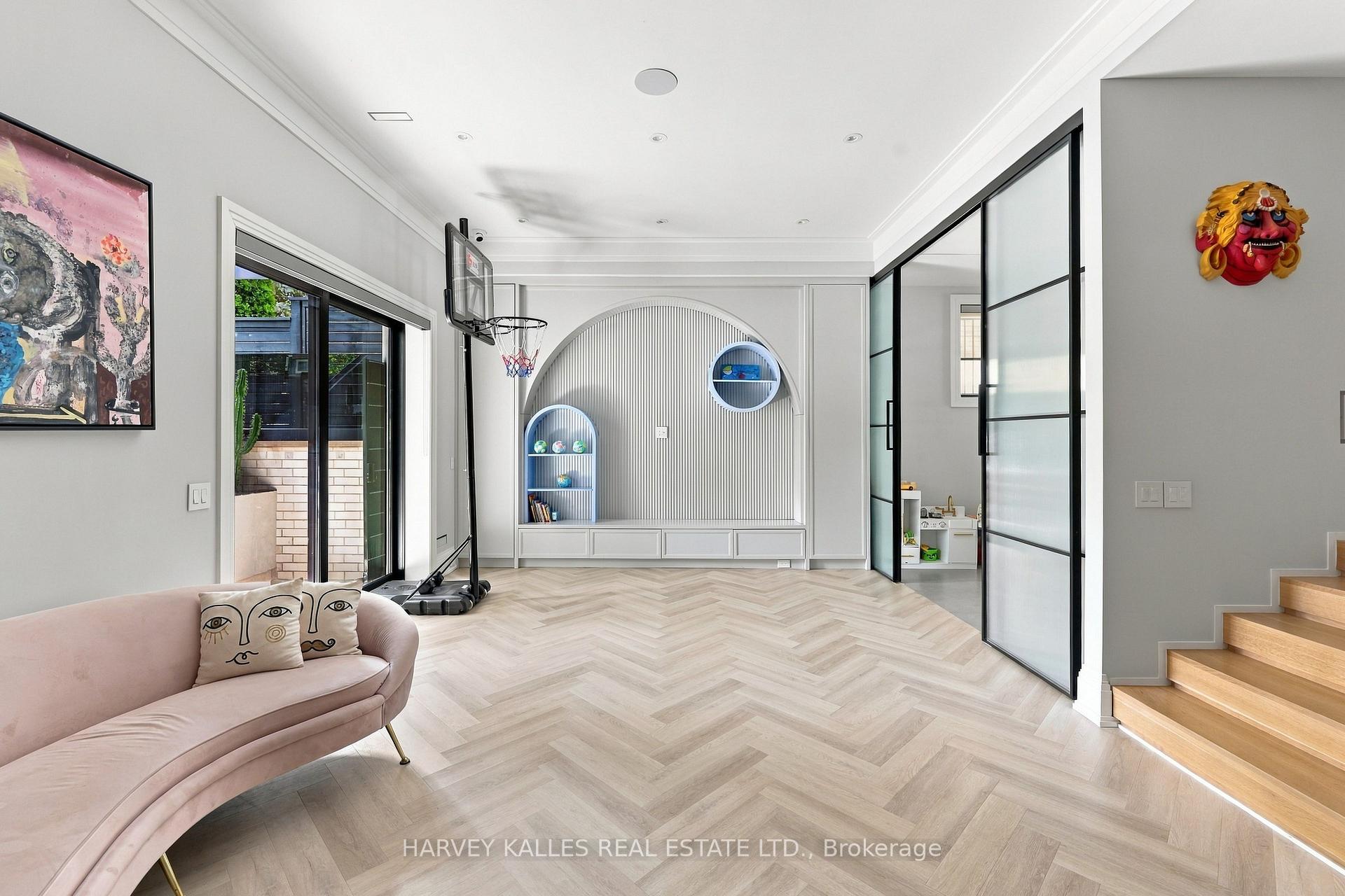 363 Bedford Park Avenue, Toronto