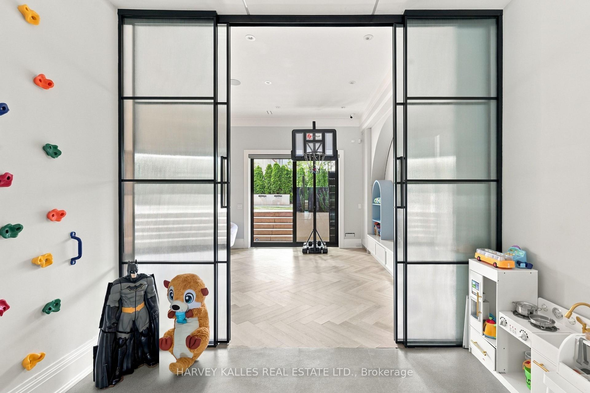 363 Bedford Park Avenue, Toronto