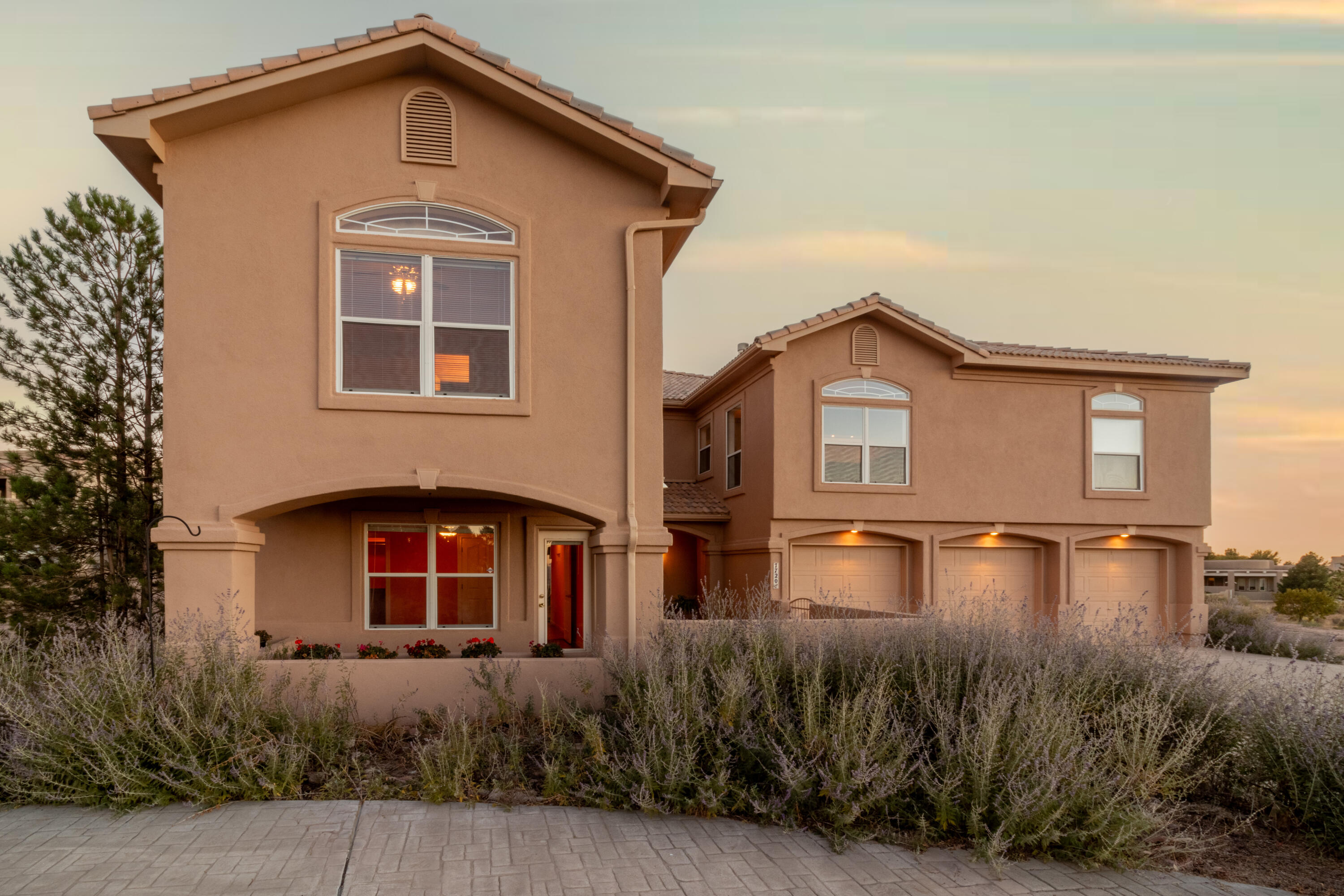 7720 Venice Avenue NE