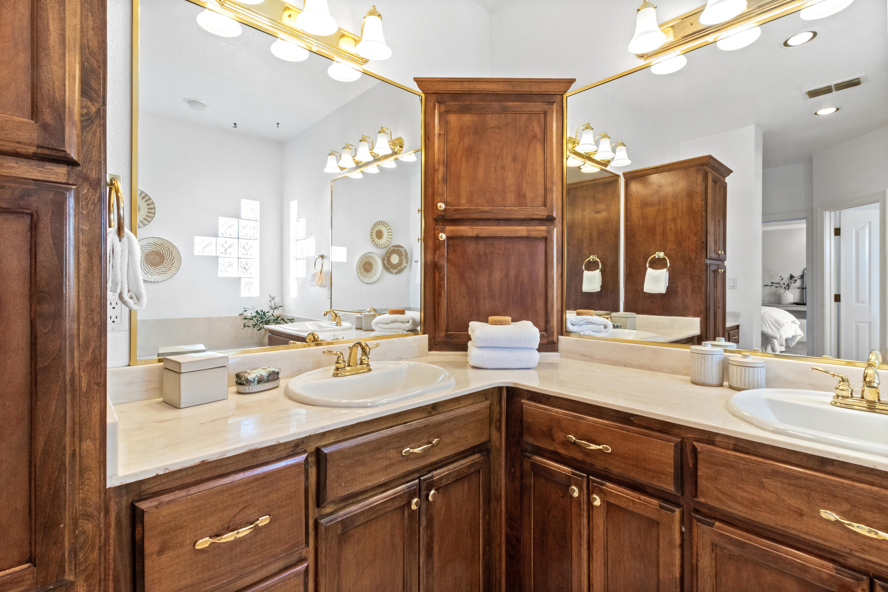 7720 Venice Avenue NE