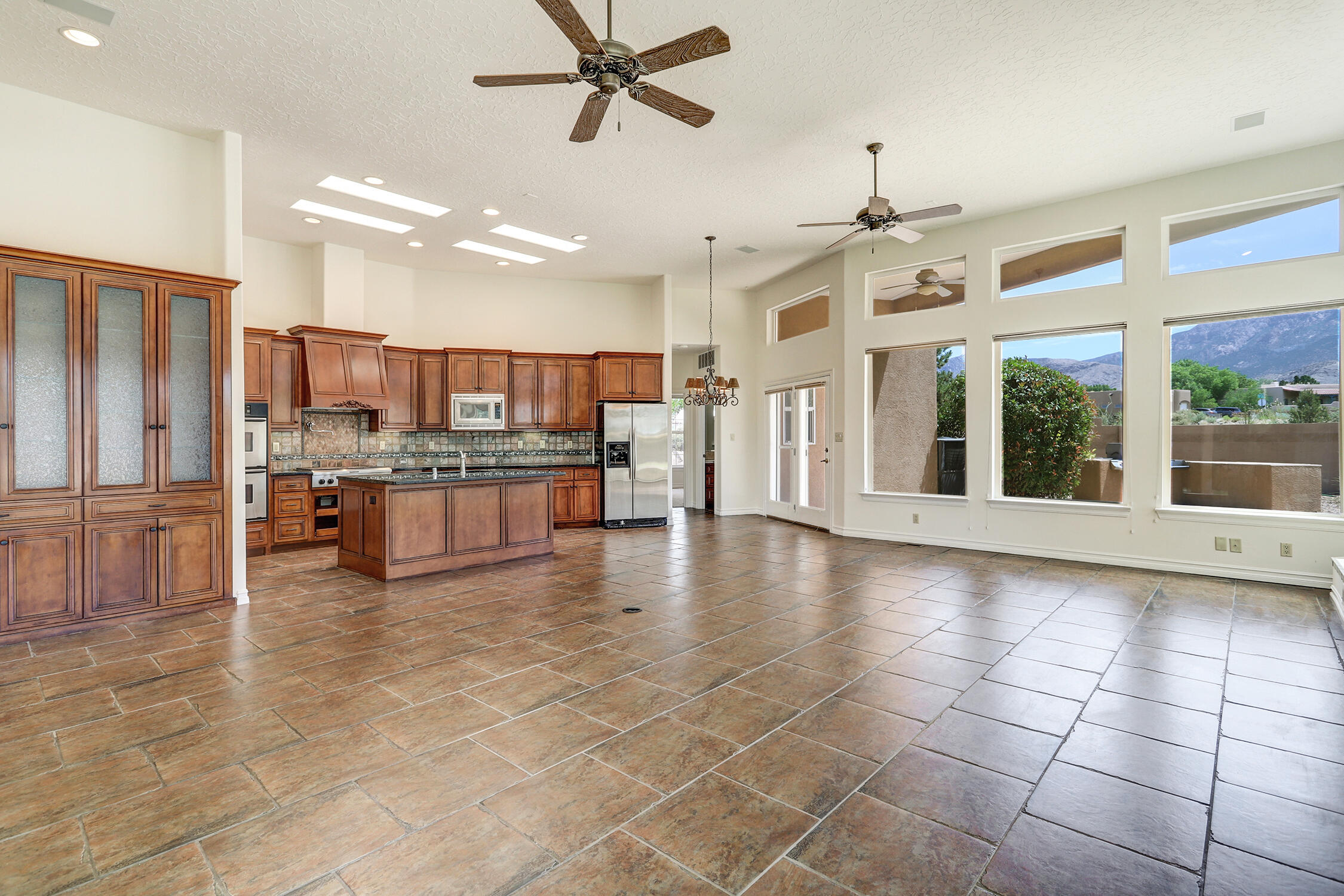 8300 SAN DIEGO Avenue NE