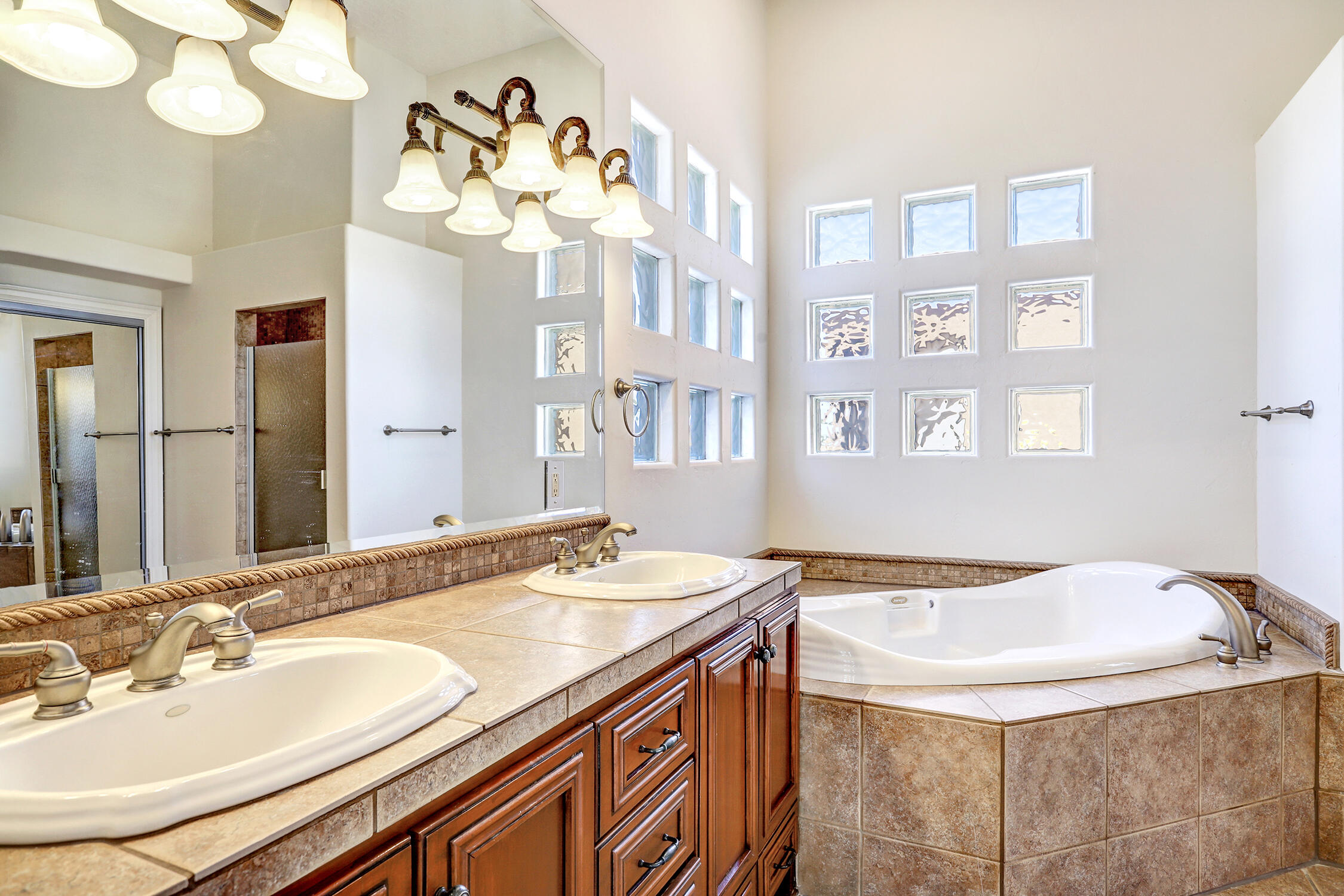 8300 SAN DIEGO Avenue NE