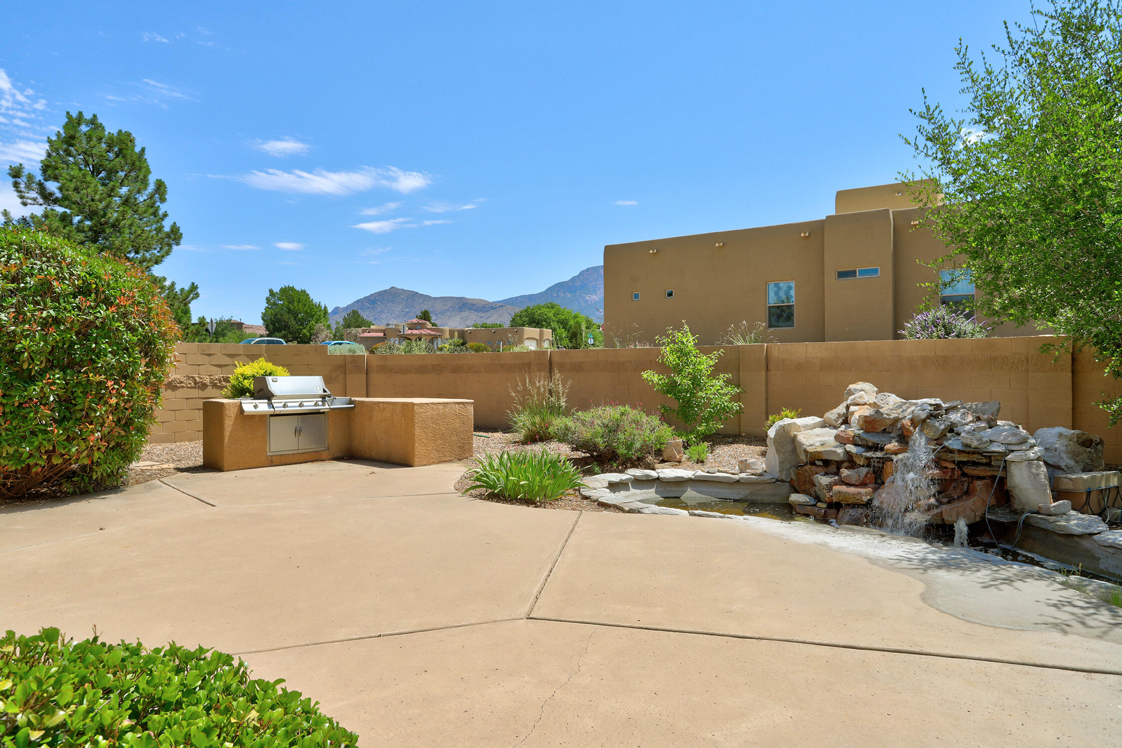 8300 SAN DIEGO Avenue NE