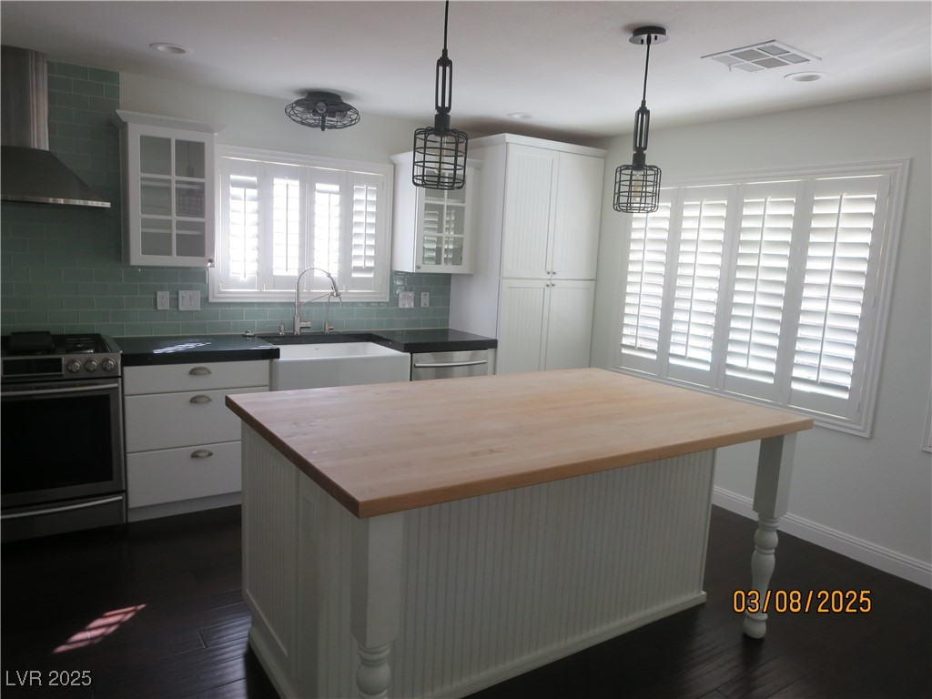 499 Holly Hunt Street