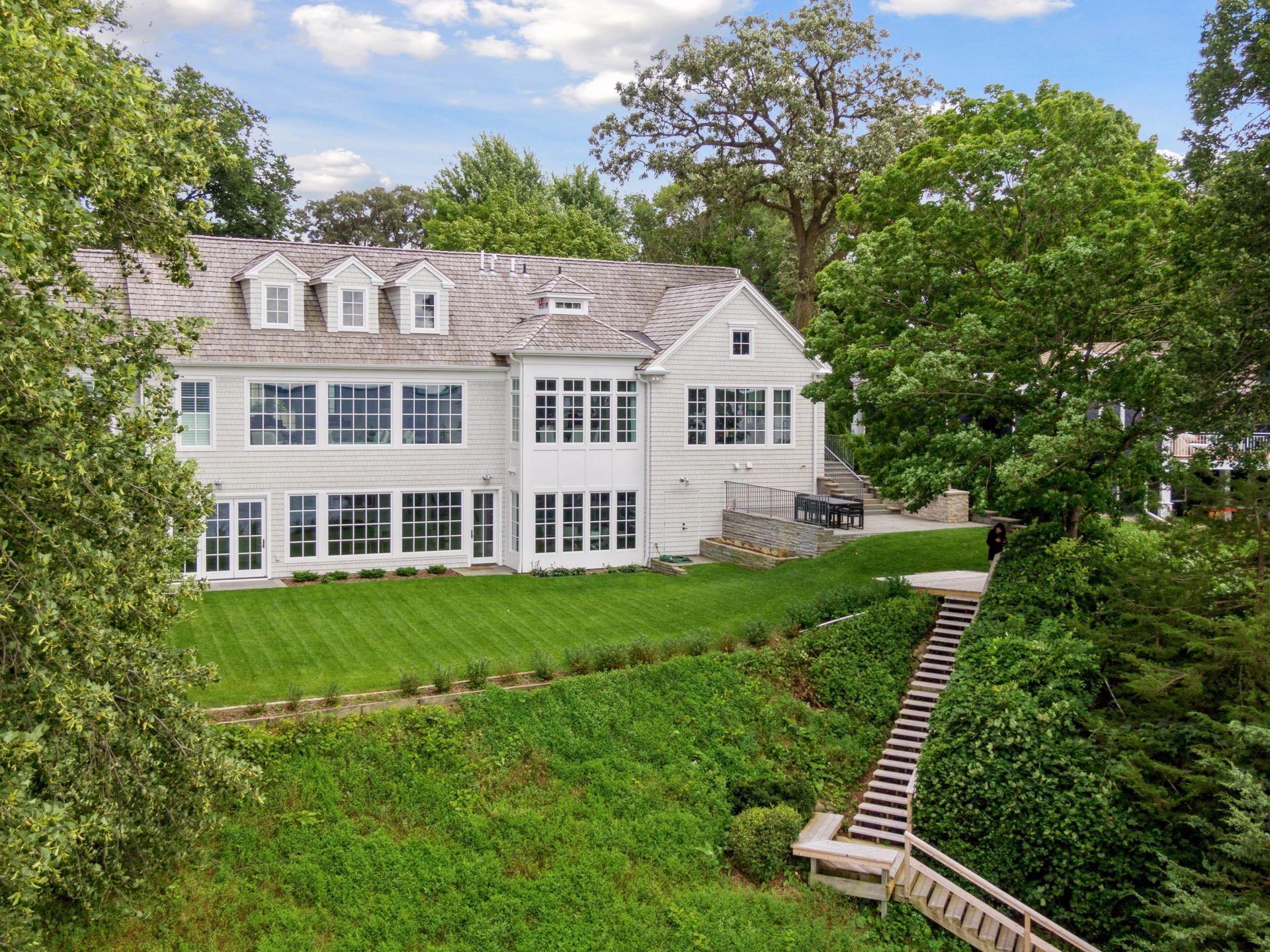 19720 Lakeview Avenue