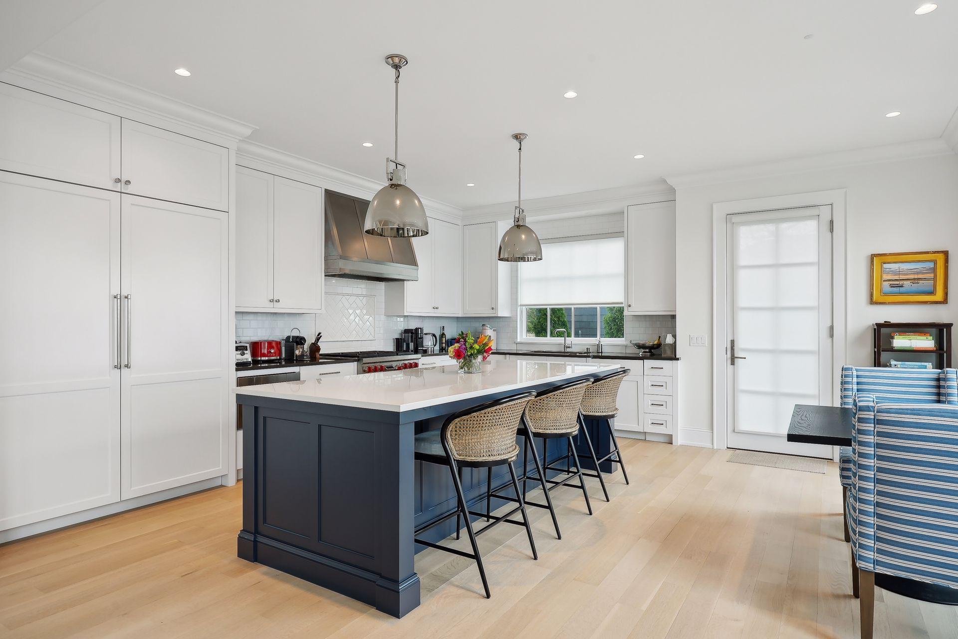 19720 Lakeview Avenue