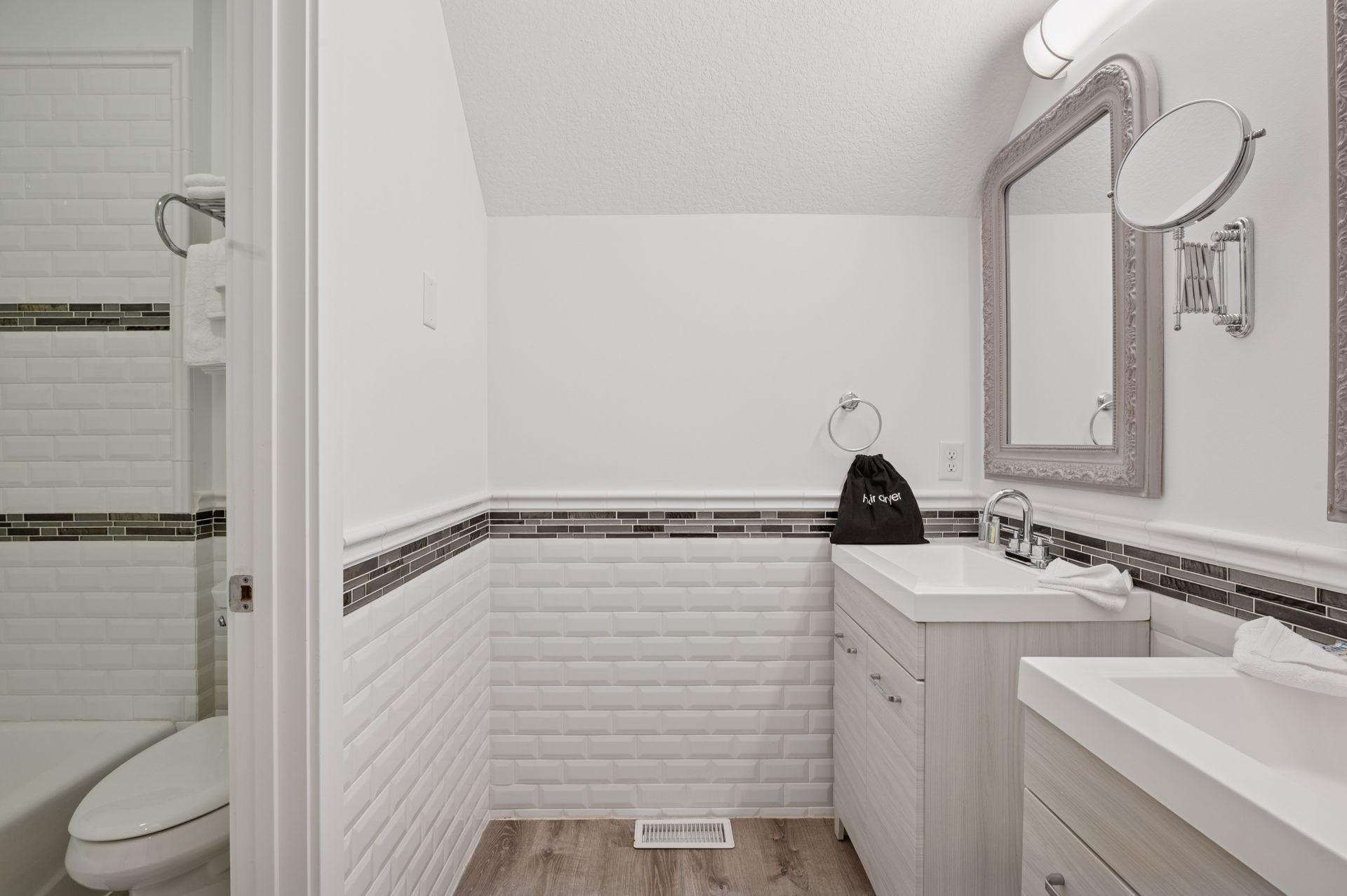 1032 Gardner Street E