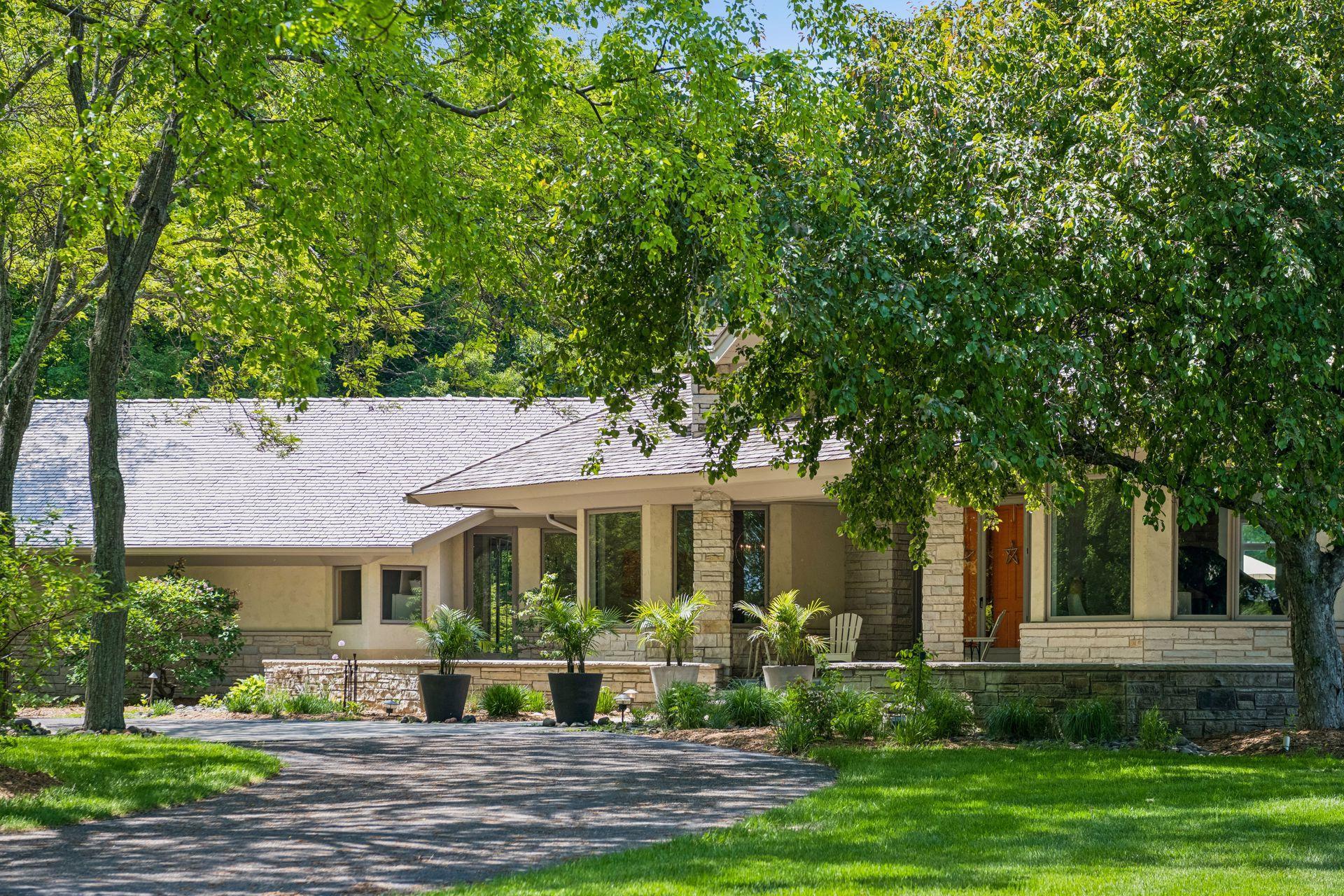 525 Navajo Road W