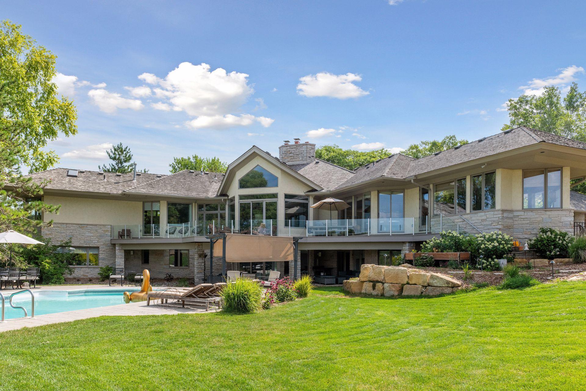 525 Navajo Road W