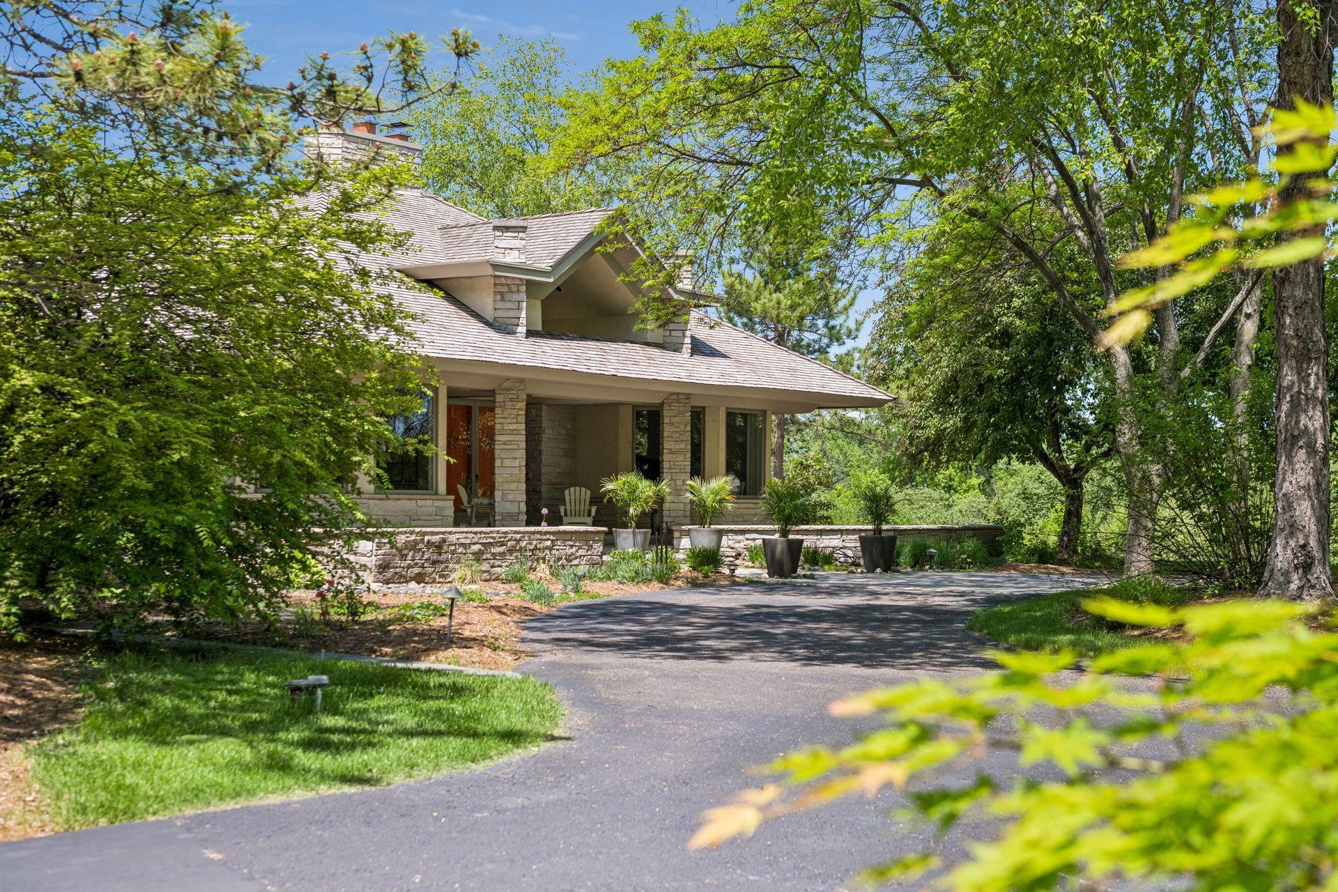 525 Navajo Road W