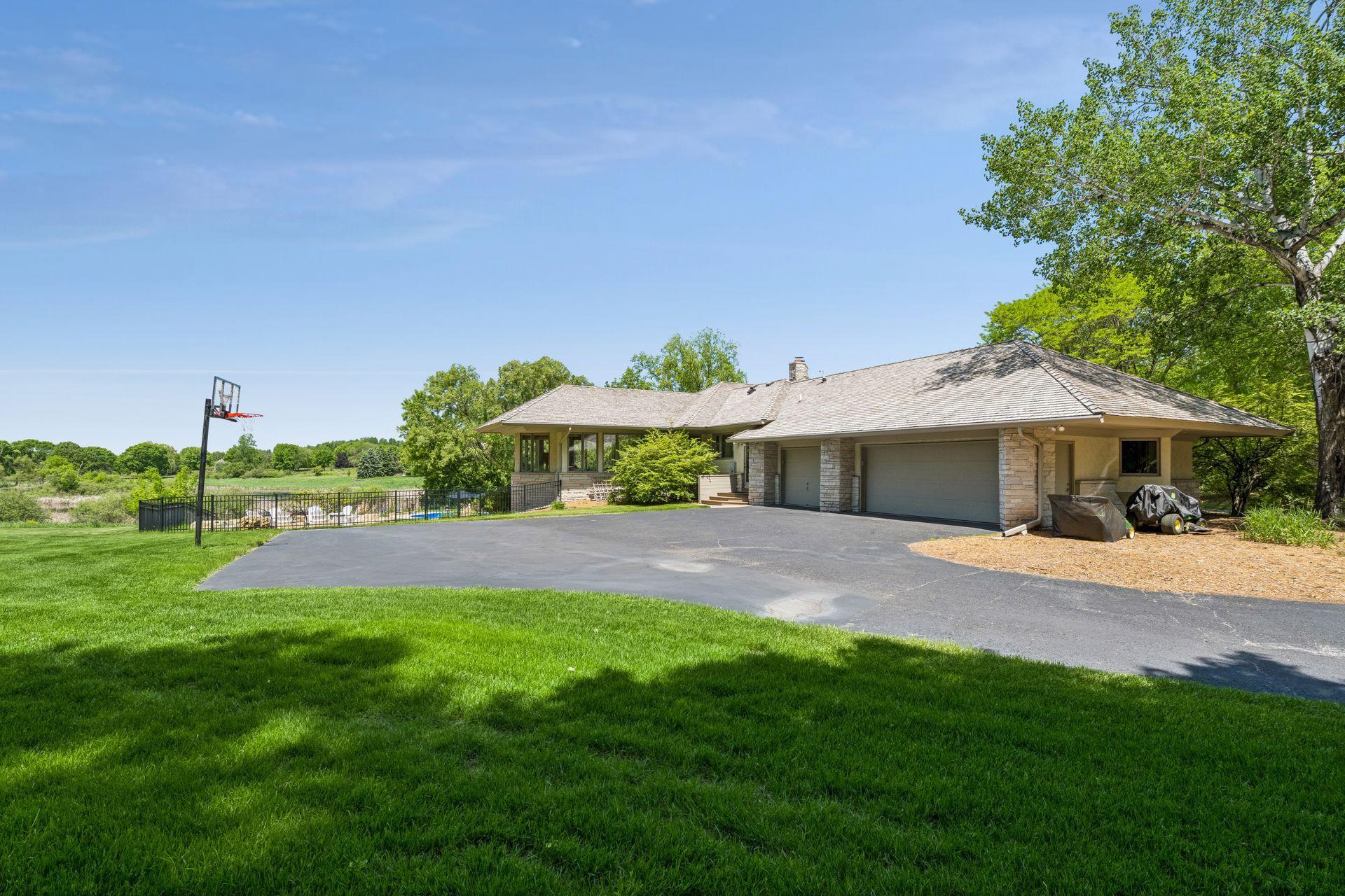 525 Navajo Road W