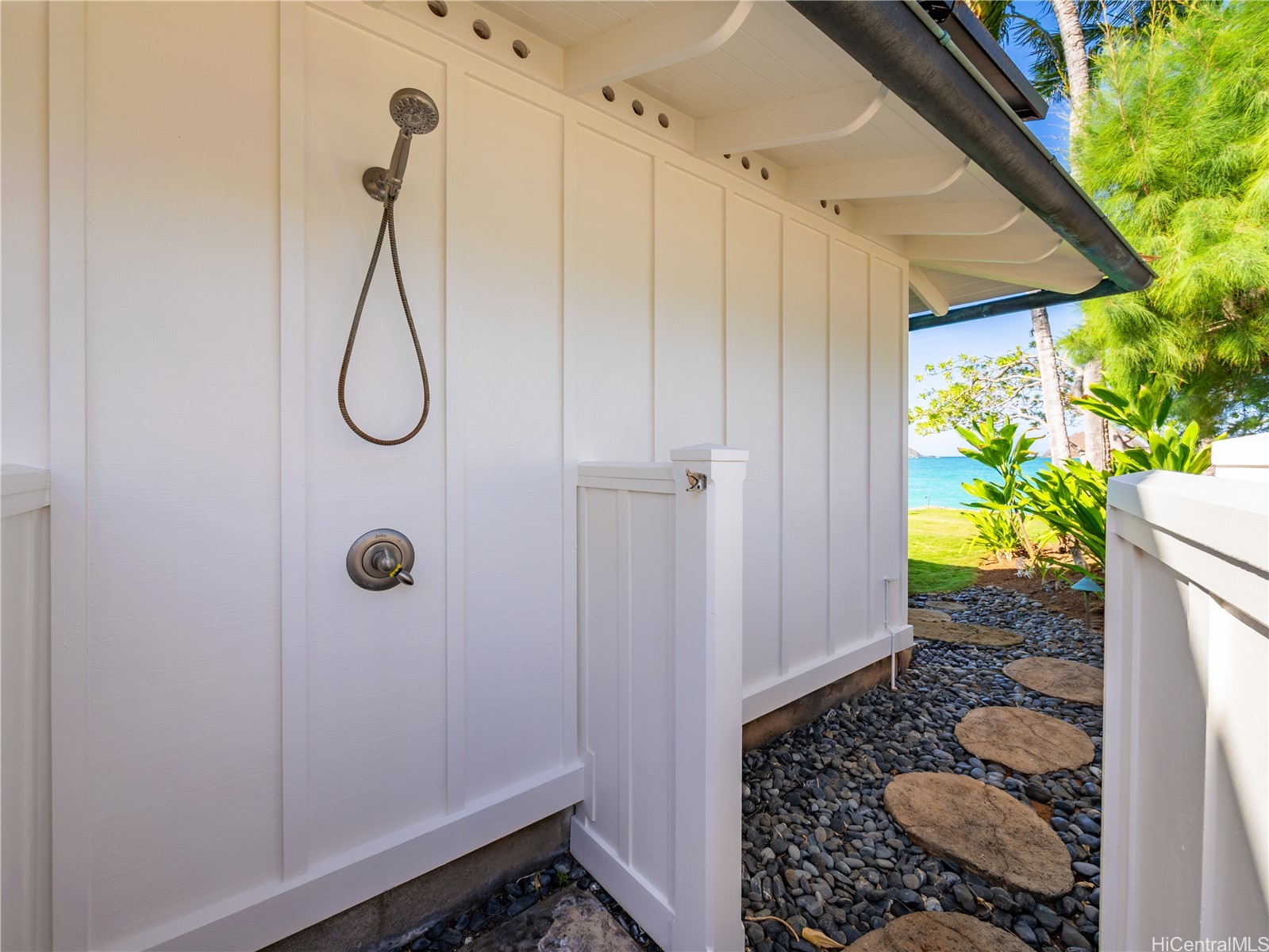 1586 Mokulua Drive
