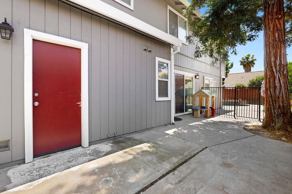 4044 Tawny Meadow Way