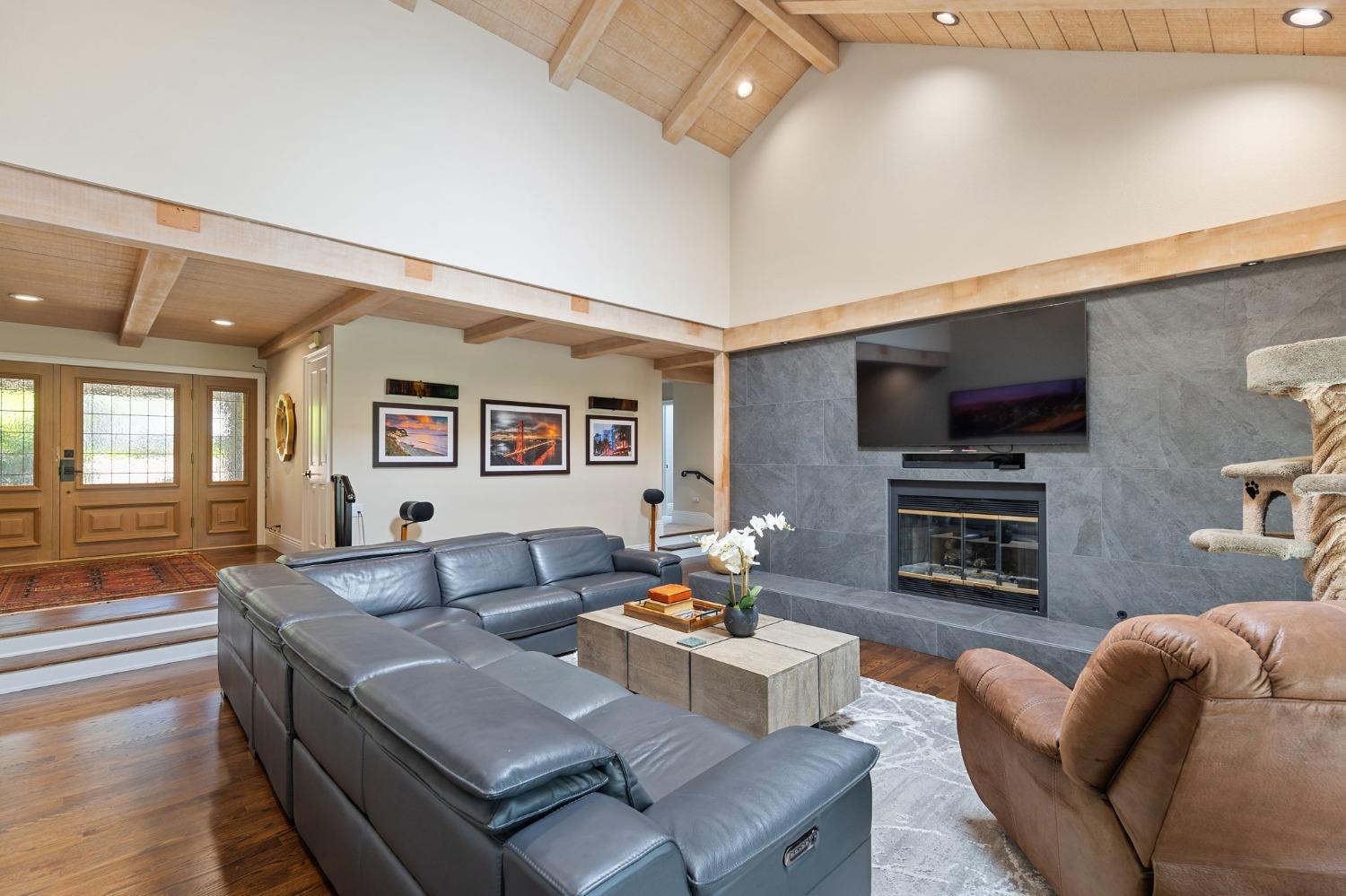 7634 Pineridge Lane