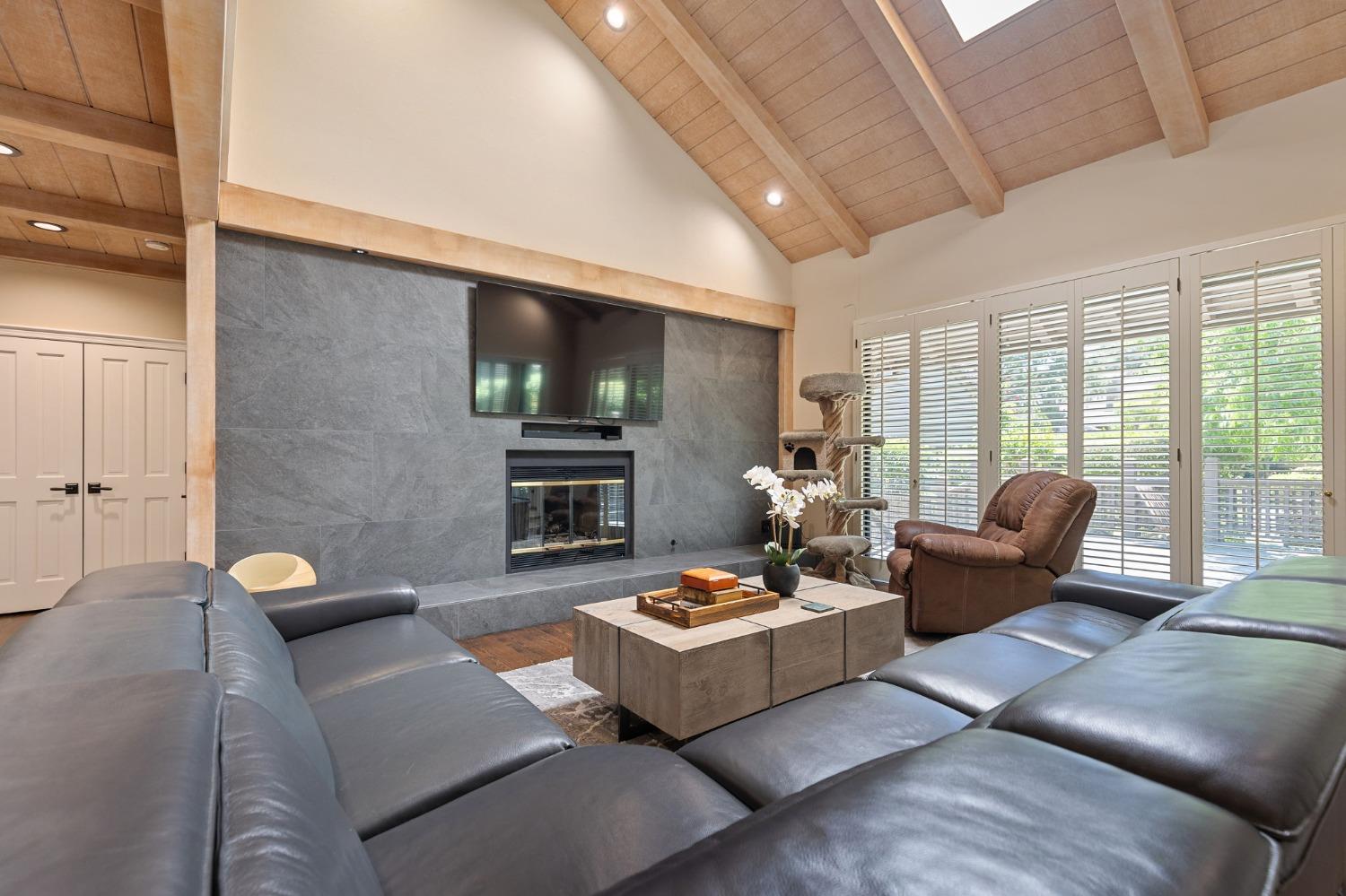 7634 Pineridge Lane