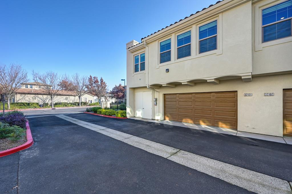 5301 E Commerce Way 32101