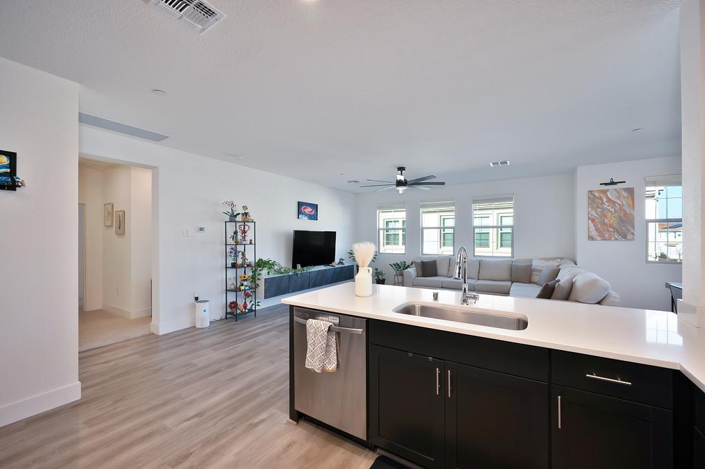 5301 E Commerce Way 32101