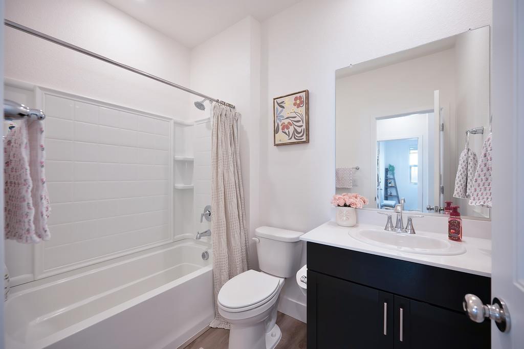 5301 E Commerce Way 32101