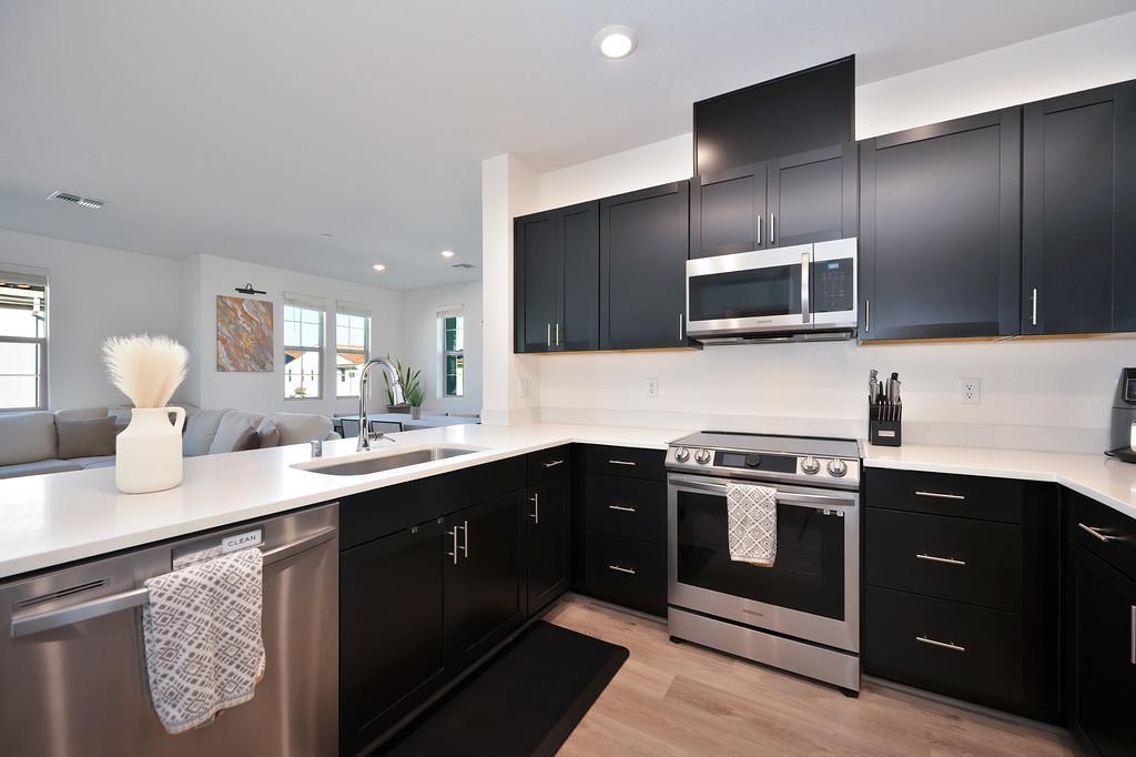 5301 E Commerce Way 32101