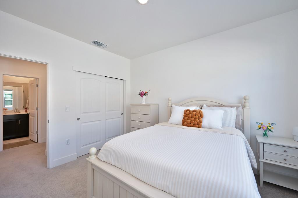 5301 E Commerce Way 32101