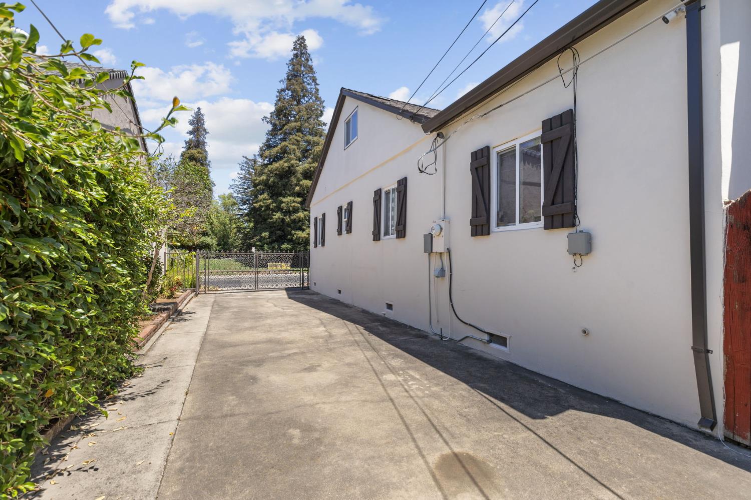 5652 Broadway
