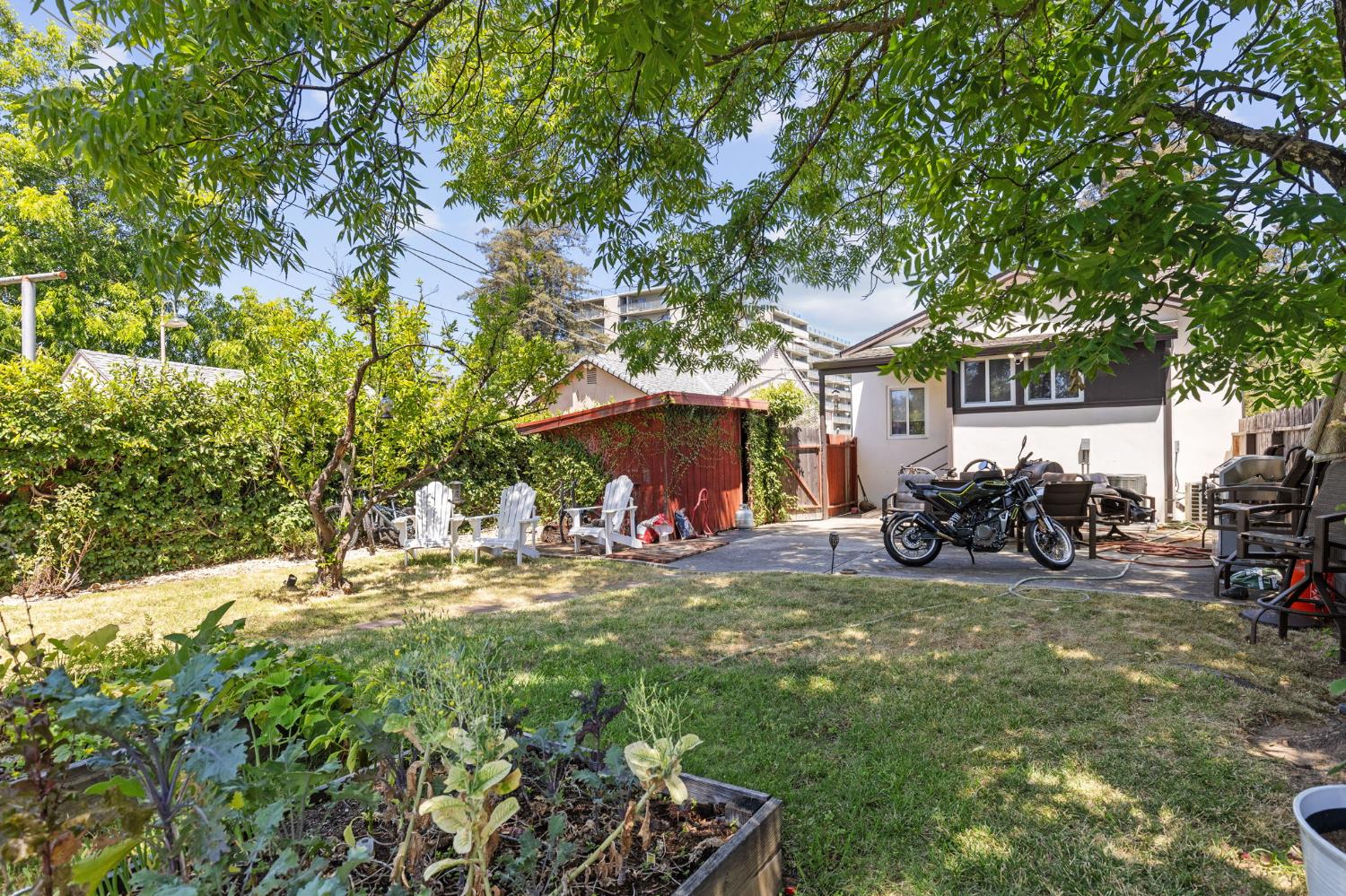 5652 Broadway
