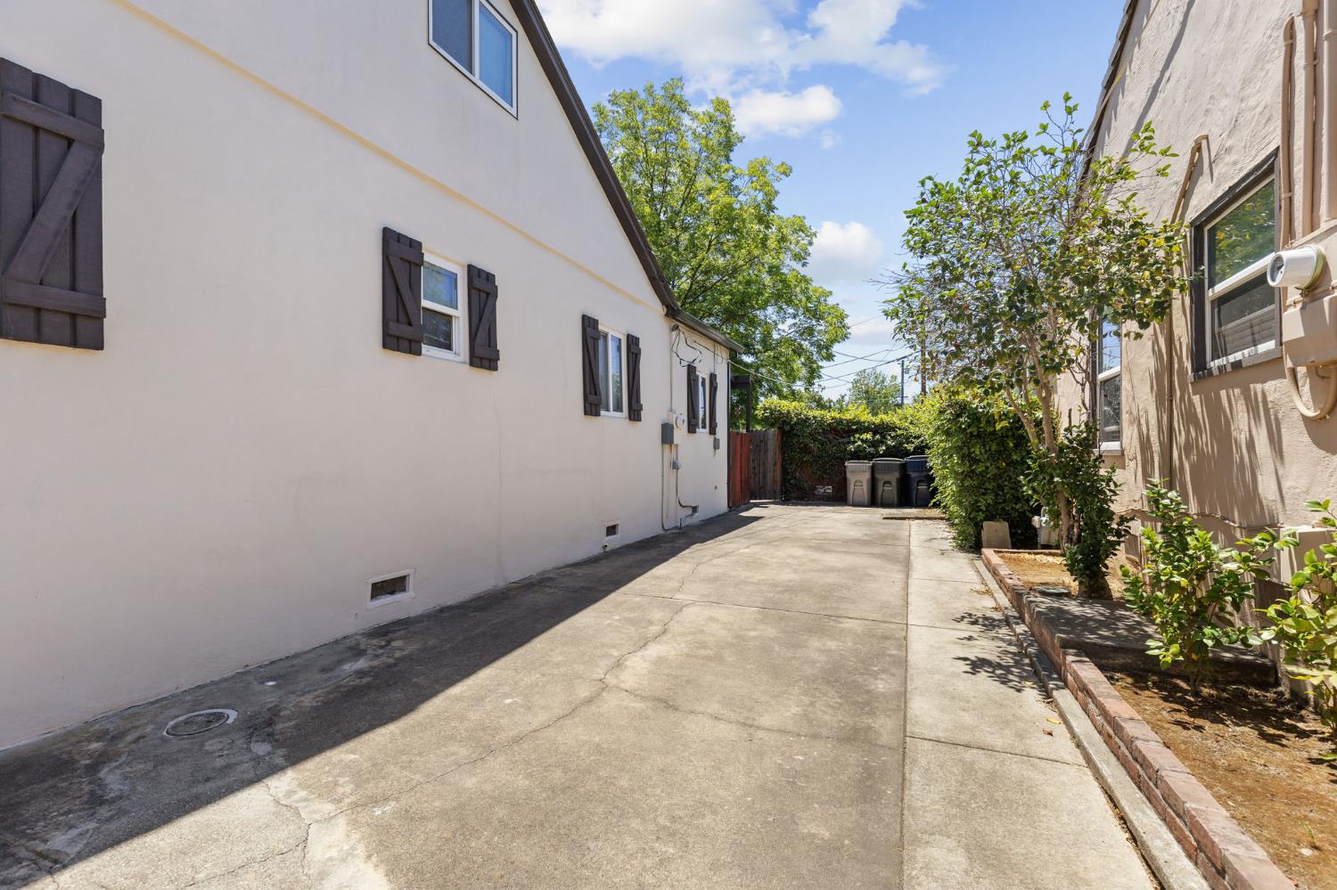 5652 Broadway