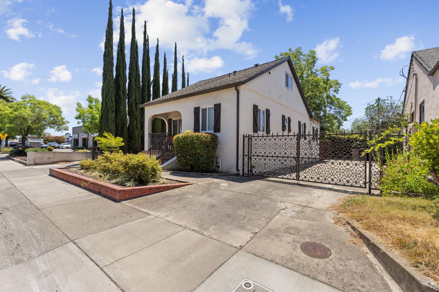 5652 Broadway
