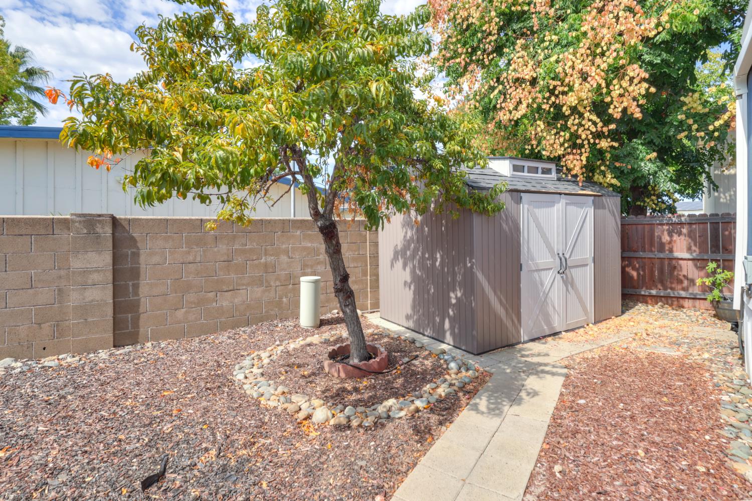 129 E Royalwood