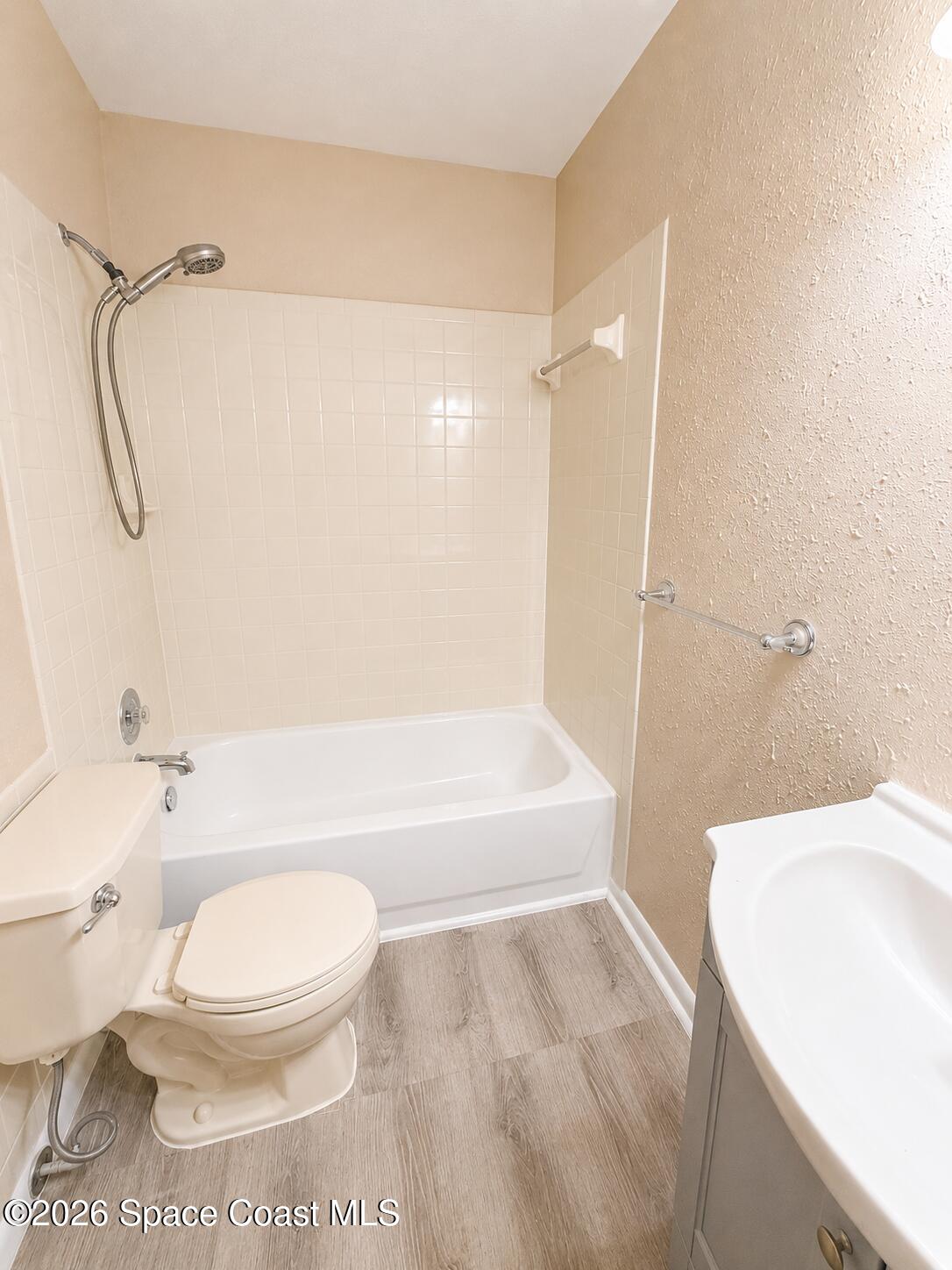 180 Paradise Boulevard 18023