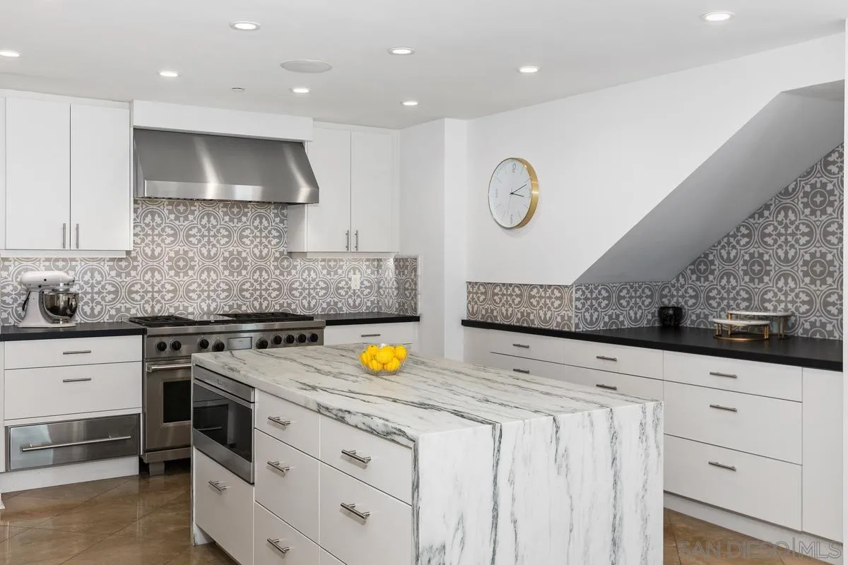 645 Front St Unit 2004