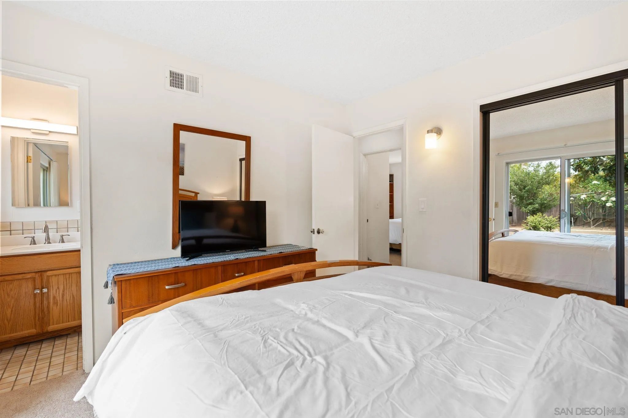 410 E Glaucus
