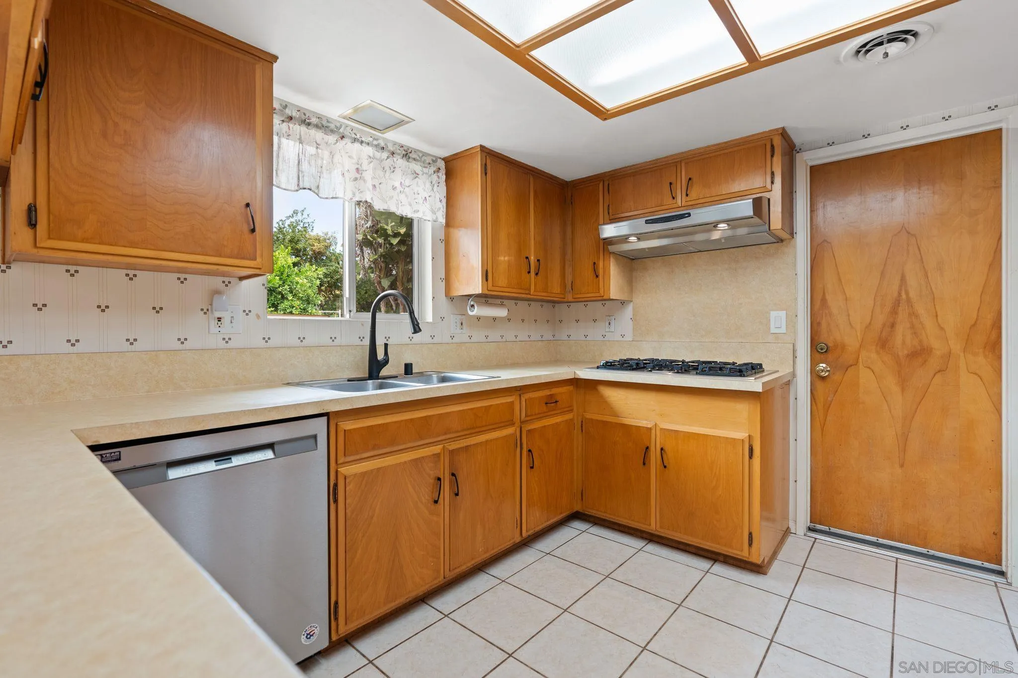 410 E Glaucus
