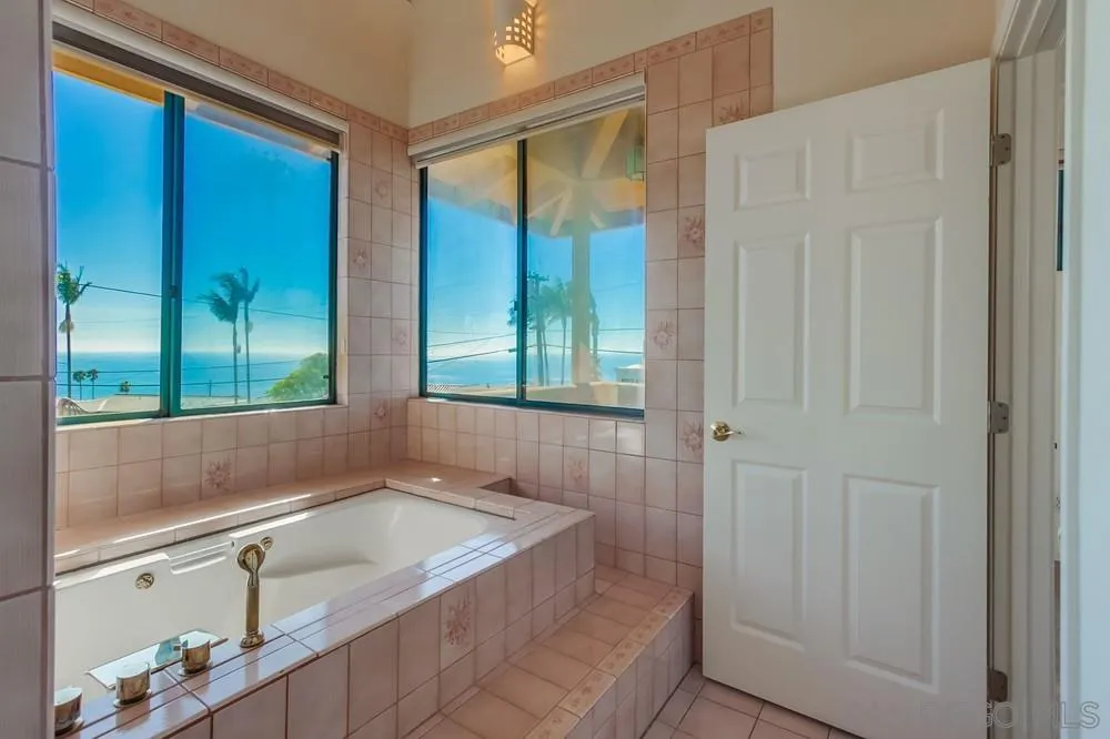 1145 La Jolla Rancho Road, La Jolla