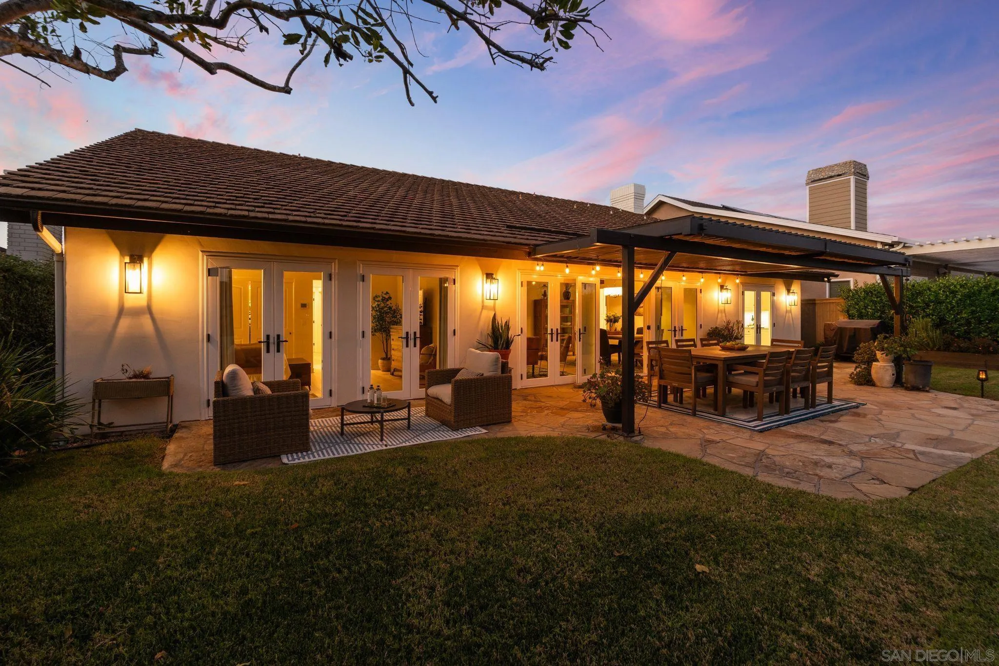 3805 Avenida Feliz