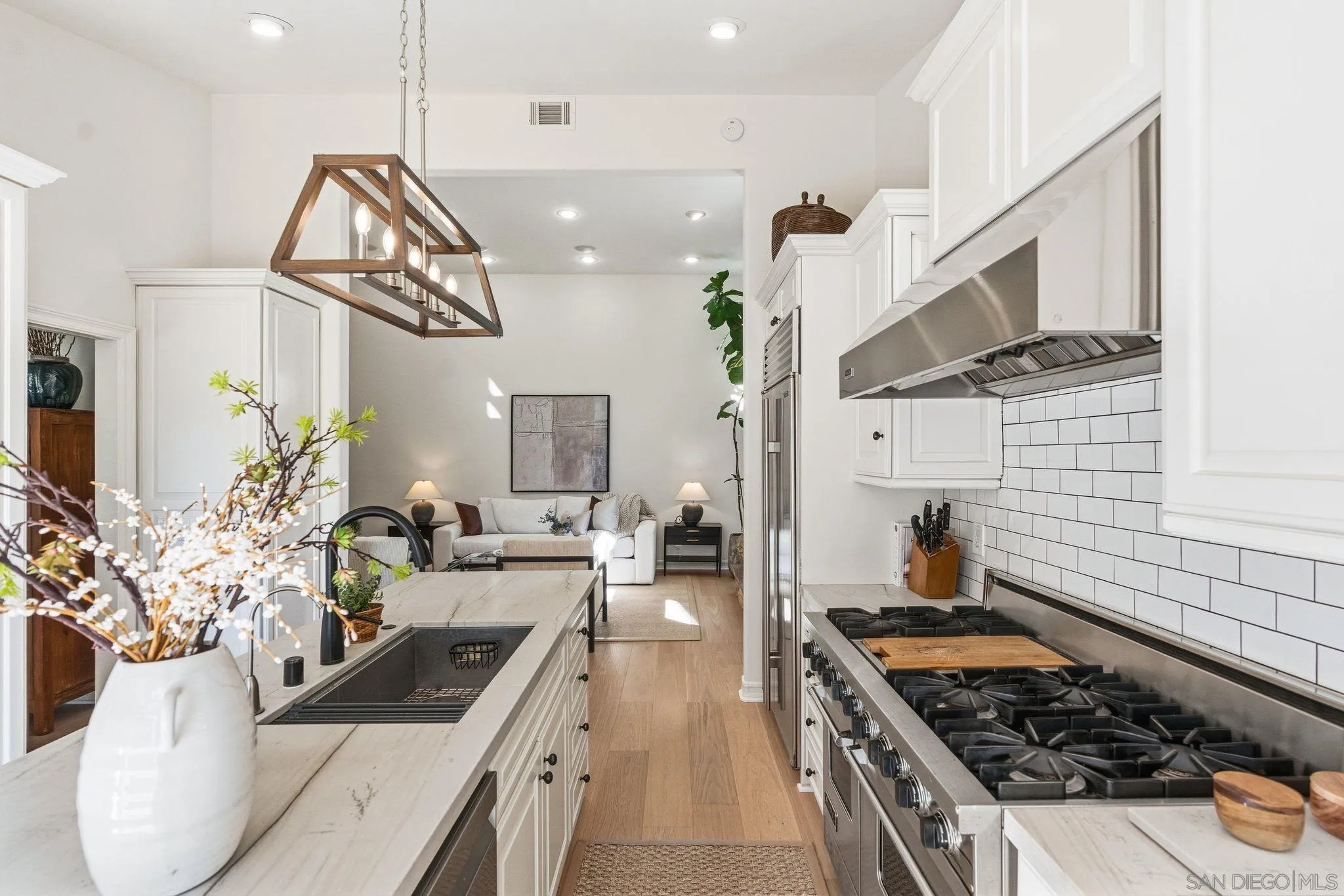 3805 Avenida Feliz