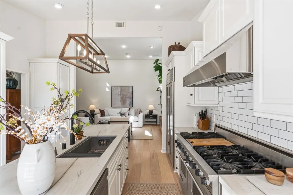 3805 Avenida Feliz