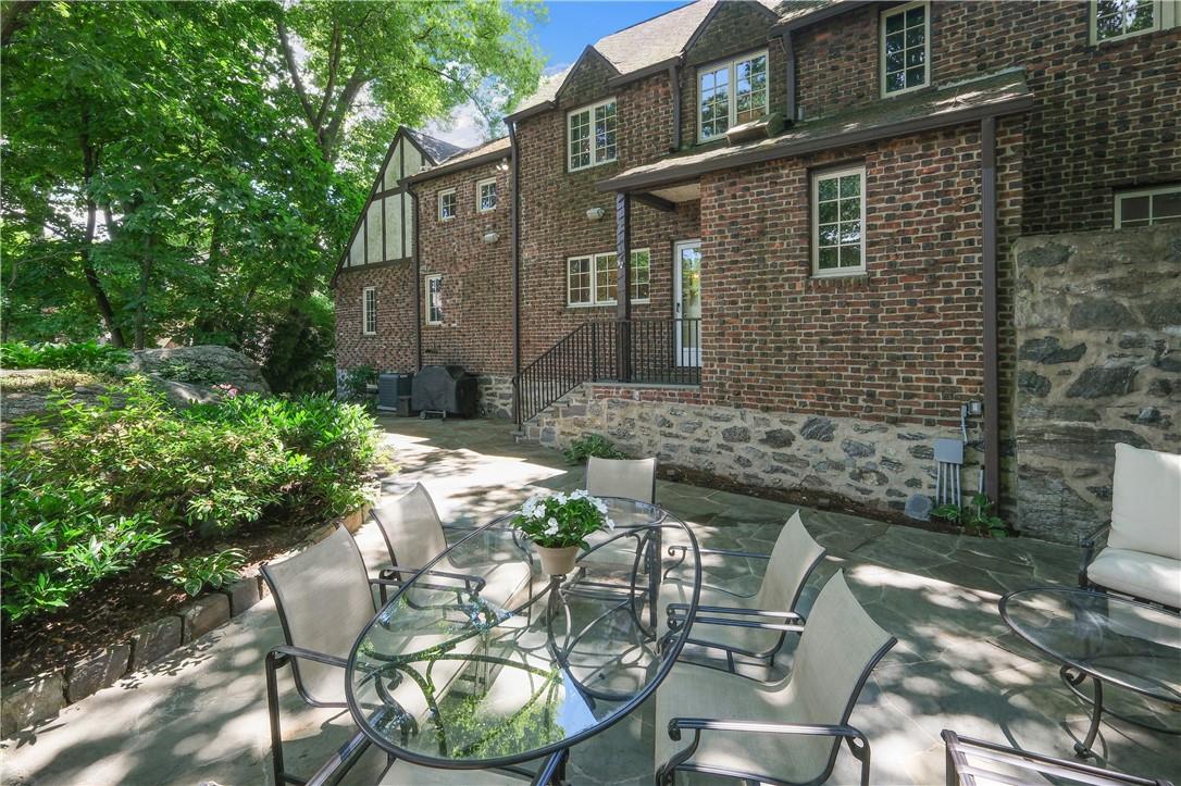 8 Ridgewood Drive