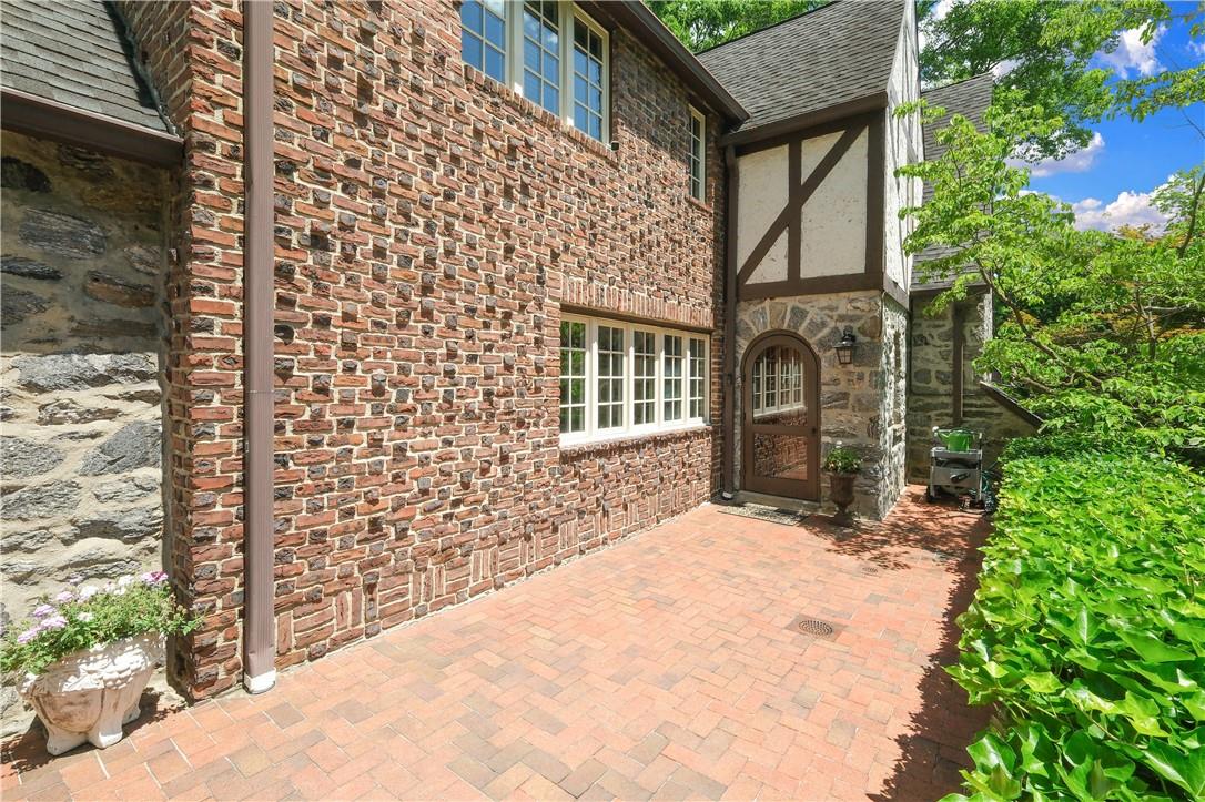8 Ridgewood Drive