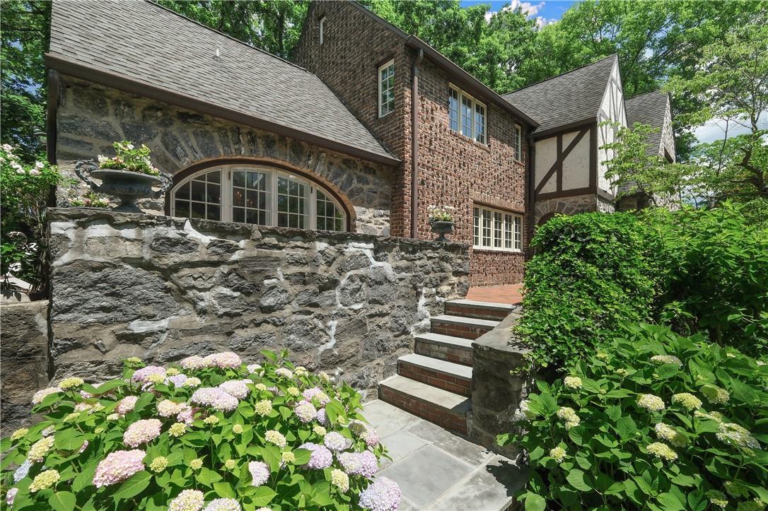 8 Ridgewood Drive