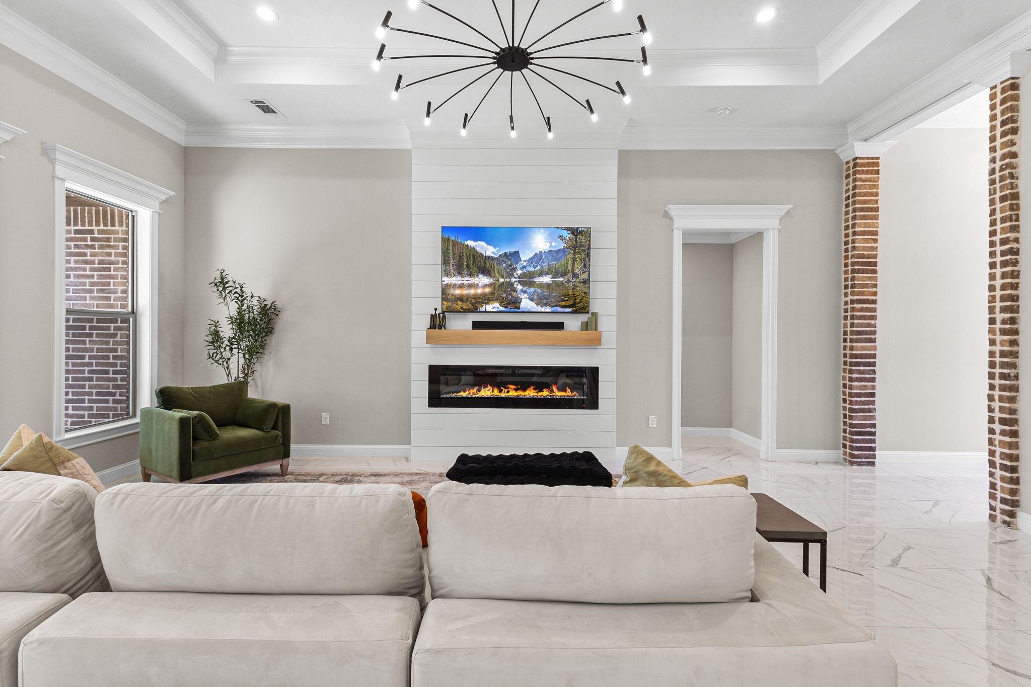 245 W Caldwood Drive