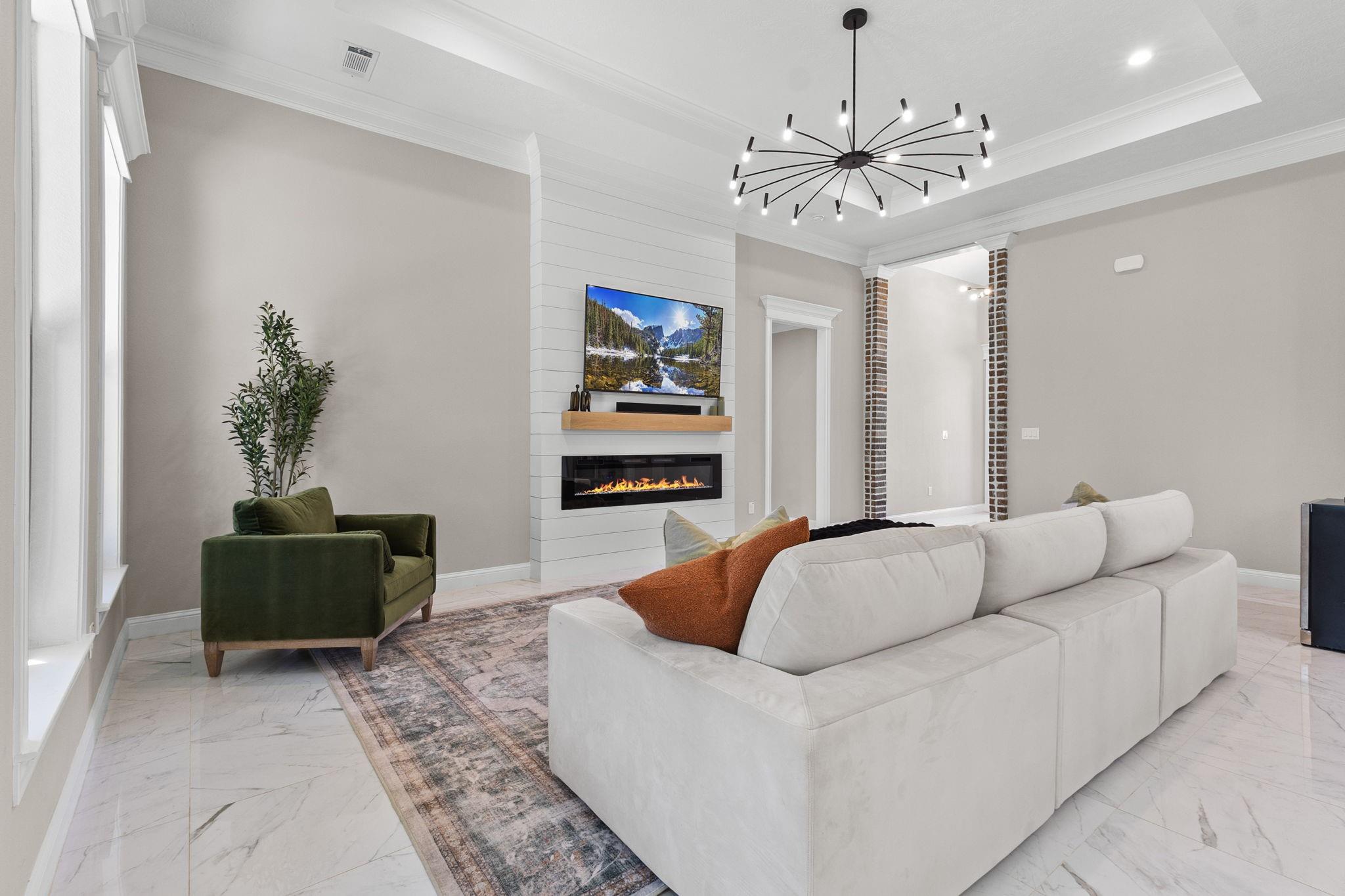 245 W Caldwood Drive