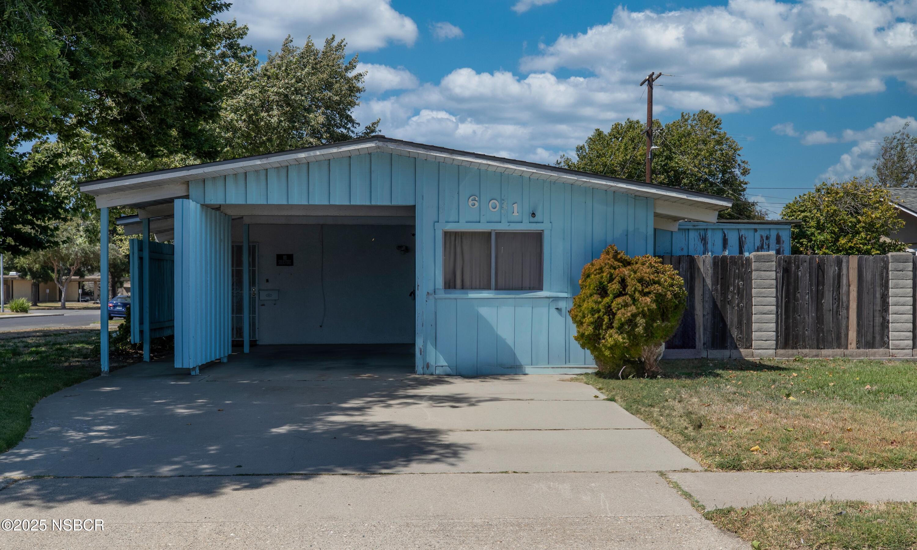 601 E Lemon Avenue