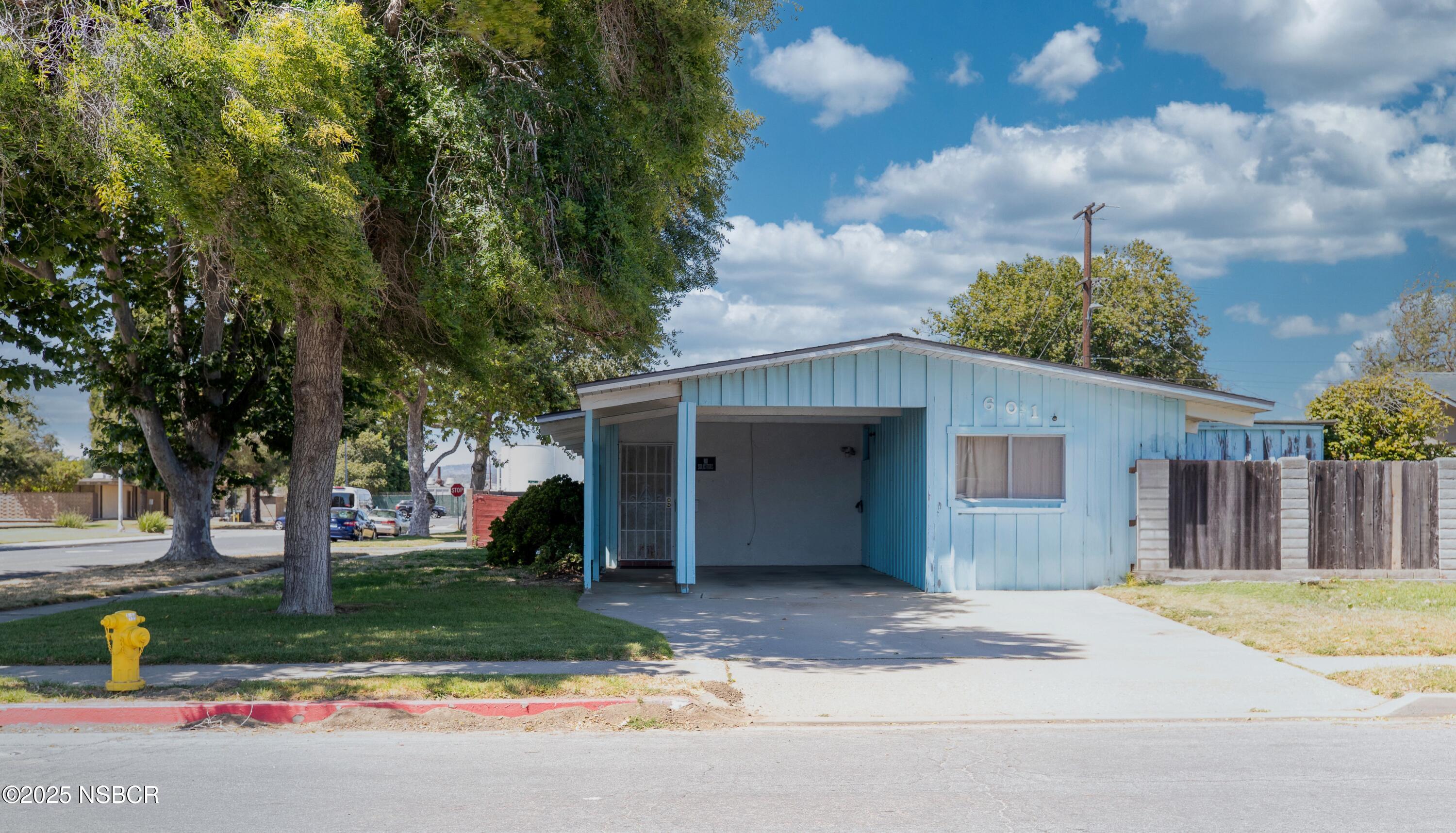 601 E Lemon Avenue