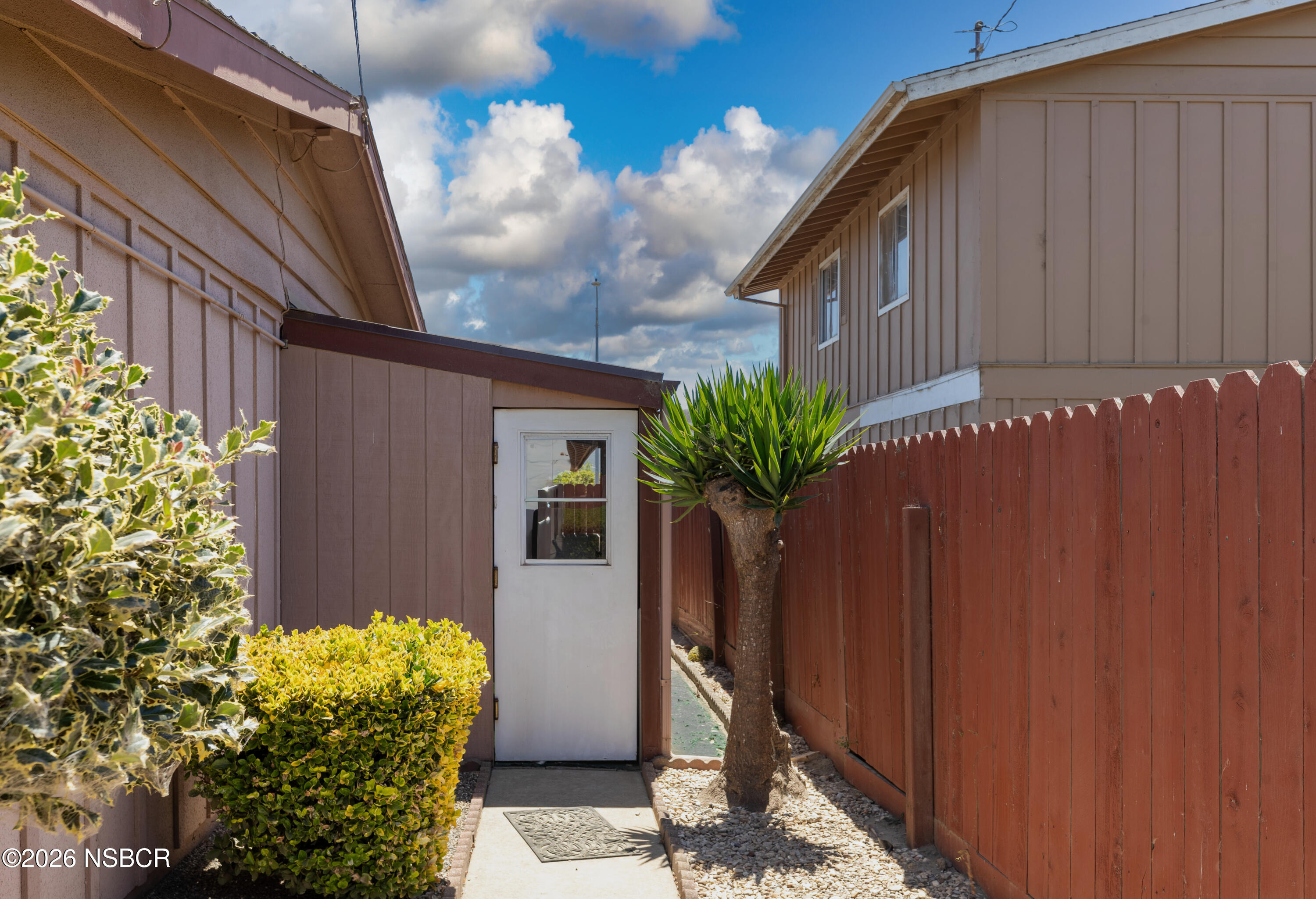 1513 W Lemon Avenue