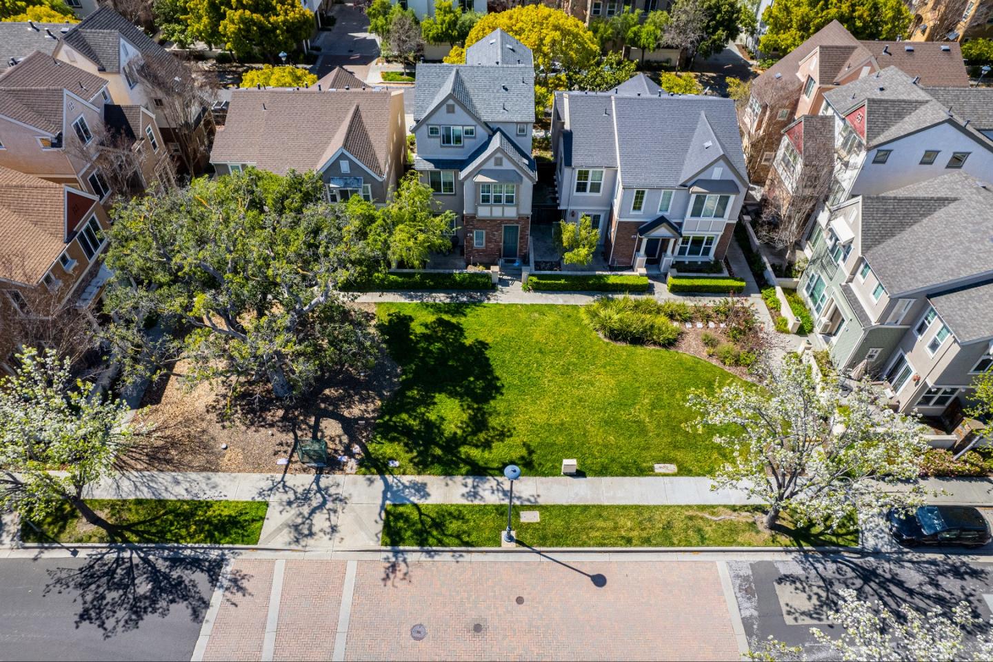 976 Cole PL