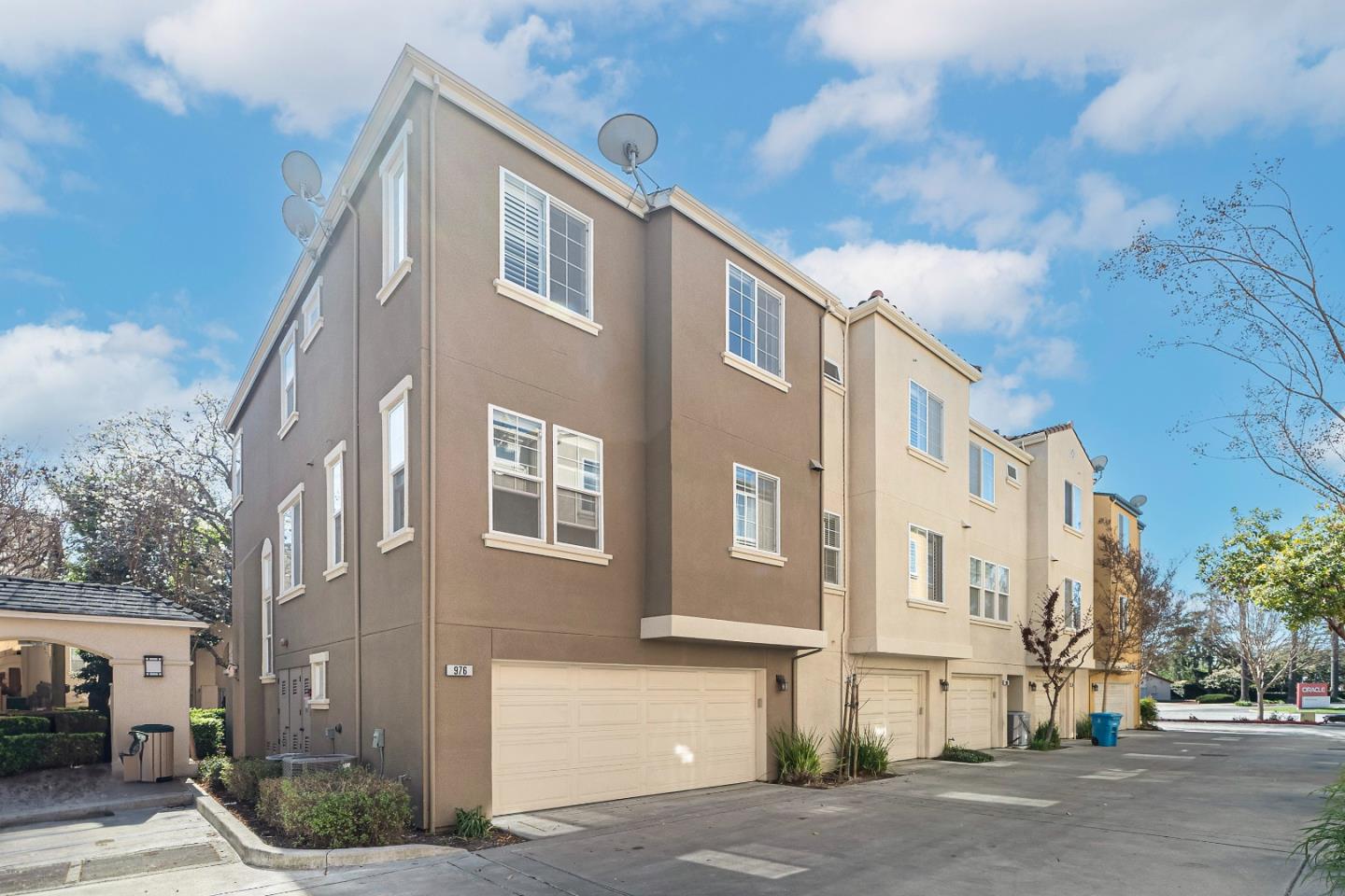 976 Cole PL