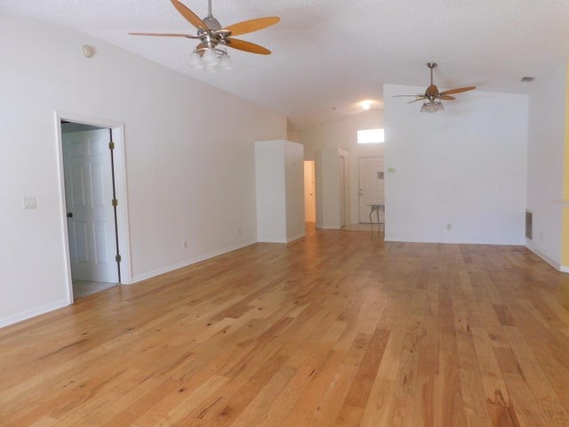 1096 W 13th Square